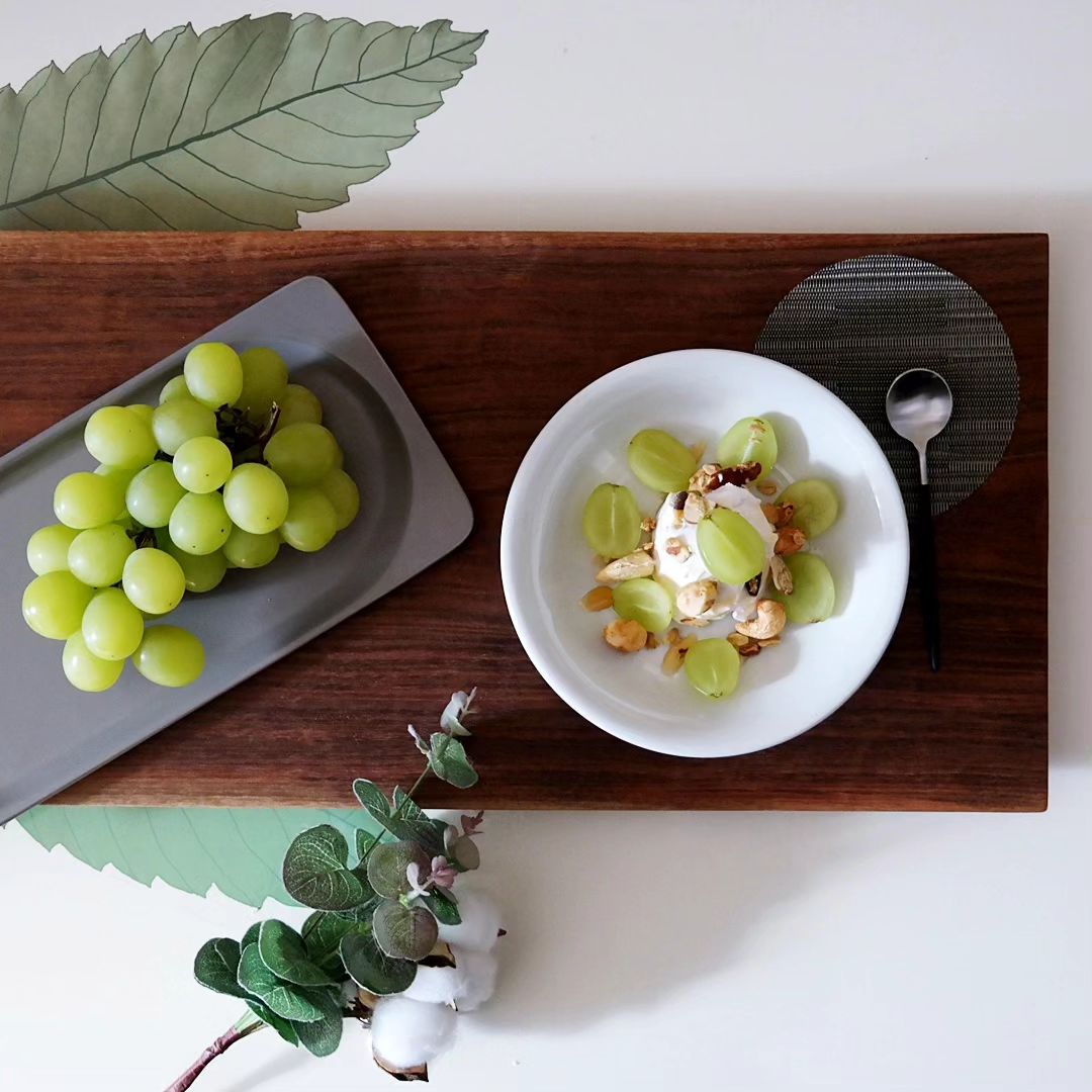 #협찬
과일 좋아하는 우리 식구
맛있는 #샤인머스캣 냠냠🍇

에어캡으로 포장 꼼꼼하게
캡 벗겨보니 6수가 도착!
알도 크고 달달함이
요즘 먹은 것 중에 달콤했다

그냥 먹어도 맛있지만
난 그릭 요거트 만들어서
그레놀라와 꿀 뿌려 함께 먹었지~

상큼함과 달달함 식감이 참 좋아

후숙해서 먹으면 당도 UP!
이지만 무념무상 먹다보니
어느새 다 사라졌네?

나도 한 번 사볼까? 한다면
#경북세일페스타 에서 티몬으로 이동
제철푸드 남다른 달콤통통 샤인머스캣 구경해보기

#샤인머스캣요거트 #요거트토핑 #그릭요거트토핑 #과일킬러 #망고포도 #제철과일 #경세페 #경북세일페스타서포터즈