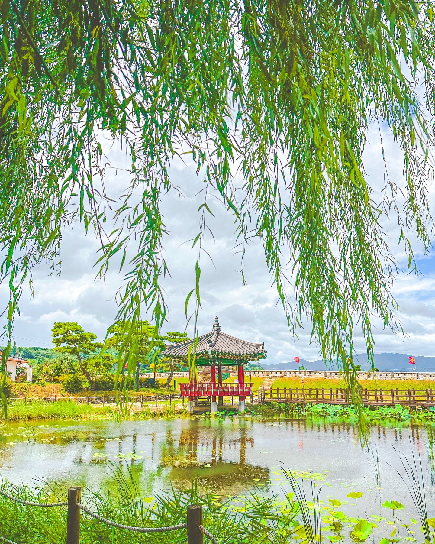 소원을 말해봐🦄 경북 청도와 경산에서🍀
MAKE A WISH🦄 in Gyeongbuk Provence🍀

경상북도대표관광상품 왕중왕전에서
경북 경산과 청도의 유서깊은 소원 명소들을 모아 만든
소원핫플 1박2일 코스‼️
⭐️소원이 이뤄지려면 경(산) 청(도) 어때?⭐️
소원을 따라 떠나는 핵심 코스를 소개드려요🦄

1️⃣ 청도읍성 (사진1~5)
Cheongdoeupseong Fortress
📍경북 청도군 화양읍 동천리 250(동문주차장)
읍성을 세바퀴 돌면 소원이 이루어진다는 이야기가
전해내려오고 있는 곳 !! 바로 청도읍성인데요🫶🏻
소원을 빌면서 아름다운 풍경을 만나기에도
좋은 곳이에요🧡
청심정과 읍성 둘레길을 함께 바라보면
탁트인 전경과 함께 다양한 포토존도 만나실 수 있어요📷

2️⃣ 팔공산 갓바위, 갓바위 소원길 (사진6~10)
Gatbawi Rock (Palgongsan Mountain)
📍경북 경산시 와촌면 대한리 586
경산에서 소원을 빌 곳은 바로 팔공산 갓바위에요💖
정성을 다해 소원을 빌면 반드시 한가지는
꼭 이루어진다고 하는데요😮
영험하다는 소식에 예로부터 전국에서 방문객이
소원을 빌기 위해 몰려드는 곳이에요🙏🏻

경북의 소원맛집에서 각 지역의 특색있는 모습을
구석구석 모두 만나보세요🍀

📣 본 일정은 경상북도관광공사 gbnadri 와 함께하는 경상북도 대표관광상품 프로그램의 지원을 받아 다녀왔습니다.

#경북대표관광상품 #청도여행 #경산여행 #경북여행 #경북나들이 #청도 #경산 #여행공방

Copyright (C) ⓒ by travelwithsera .
All pictures cannot be copied without permission.