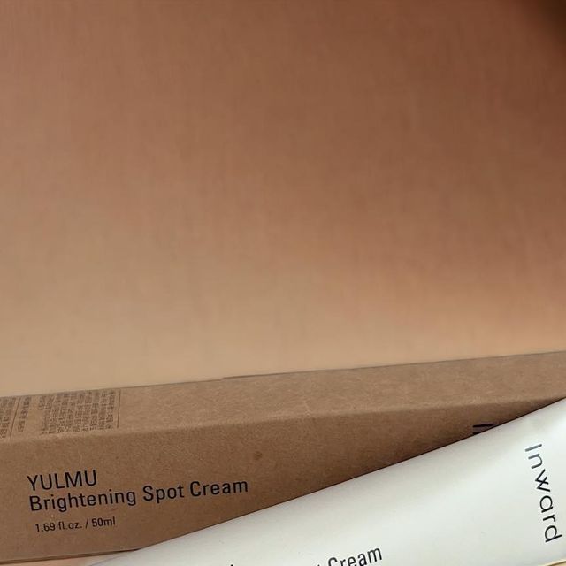 sk™ on Instagram: "#협찬 잡티 없이 빛나는 피부를 위한 마데 화이트&율무 60% 인워드 기미 잡티 검버섯 색소침착 미백 크림 덥지도 춥지도 않은 요즘같은 선선한 날씨 캠핑이나 야외나들이가