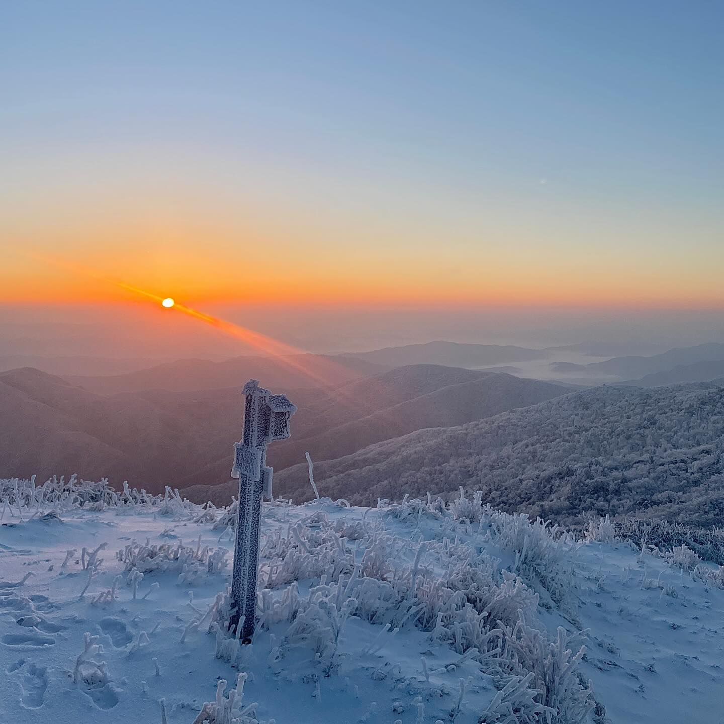 이번 신정때 다녀온곳이에요
눈꽃 가아득 겨울세상❄️☃️

하늘이 준 선물처럼
설산의 신비로움과 설경의 아름다움을 느끼며 
새로운 시작을 위한 에너지를 얻고 왔어요! 

설산에서 새해 소원을 빌면 분명 이루어진다고 하던데
설산의 기운을 받아 내소원뿐만 아니라 모두의 소원도 이루어지길!🤍🙏🏻