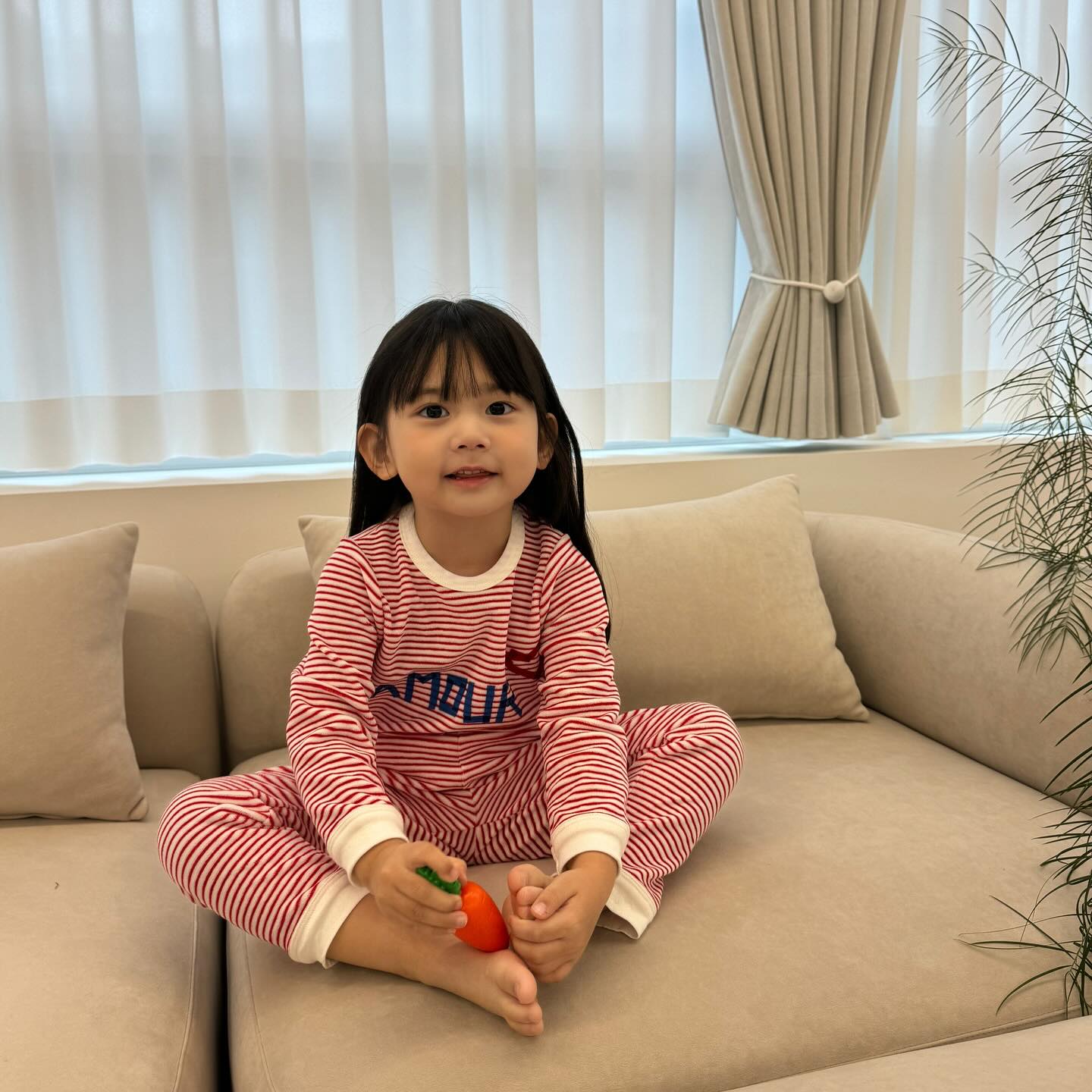 #제품증정 petitbateau_korea

지아가 입은 오가닉 스프라이프 벨루어 파자마 어때요?
원단이 편안하고 따뜻한 느낌을 주는지 지아누 입자마자
부드럽고 포근하다며 ㅋ ㅋ ㅋ ㅋ 진짜 못하는 말이 없는 4살의 지아😄

130년 전통의 프랑스 베이비 브랜드💙
프리미엄 오가닉 소재로 제작하여 아기 피부에 부담 없는 쁘띠바또에서 크리스마스, 연말 준비하기 좋은 ‘해피패밀리 라인업’ 프로모션을공개했어요! 

연말하면 떠오르는 레드 컬러에, 트리, 별 등의 패턴이 들어간 해피패밀리 제품은 연말 홈스냅, 셀프 촬영시 더 돋보이는 제품들로 구성되어 있어용♥️
 
🔸프로모션 혜택 
"쁘띠바또" 카톡 친구 추가 시 매장에서 받을 수 있는 기프트 쿠폰 증정 (그립톡, 가제손수건, 파우치 중 택 1 증정)

#쁘띠바또 #아기홈스냅 #아기셀프촬영 #아기파자마 #크리스마스스냅 #아기바디수트 #키즈모델