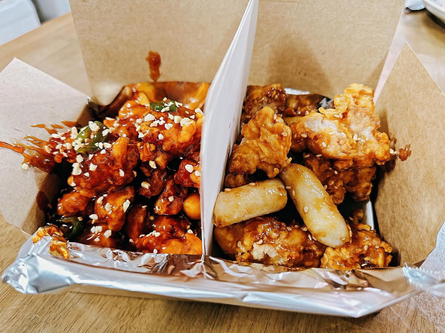 여기 저만 알고 싶었던 닭강정 맛집인데요…🌝🌝

경남 양산시 물금읍에 위치한 모모닭강정입니다.😍😍

여기 진짜 인기 많아져도 됩니다. 자격 충분해요🌝🌝

제가 먹어본 닭강정 중에는 이게 제일 맛있는거 같아요❤ 

맛있게매운맛이랑 중간간장맛 반반 시켜봤는데요❤️

동네에만 있는 체인점 같은 치킨집이지만 양념맛도 기가막히고 세상 바삭한건 또 안비밀😘🥰

가격마저 착하고 ❤️ 옛날 저 어렷을때 학교앞에 팔던 것처럼 한 컵 이렇게도 팔아서 추억 물씬돋더라구요🤩

꼭 드셔보셧으면 좋겟어요❤

혹시 근처 가시면은~~

꼭 들려서 맛있는 닭강정 드시고 가셔요~❤

🏮Tip 주차는 인근 길거리에 주차하고 이용하시는게 좋을 것 같습니다.🌝

🌟주소 : 경남 양산시 물금읍 오봉로 7 황전범어타운 상가동 110호
🌟전화번호 : 0507-1392-1638
🌟영업시간 : 매주 일요일 정기휴무 그 외 11:30-22:00

#갓생푸드_양산

#양산 #물금 #닭강정맛집 #반반 #매운맛 #간장맛 #모모닭강정 #존맛탱😋💕