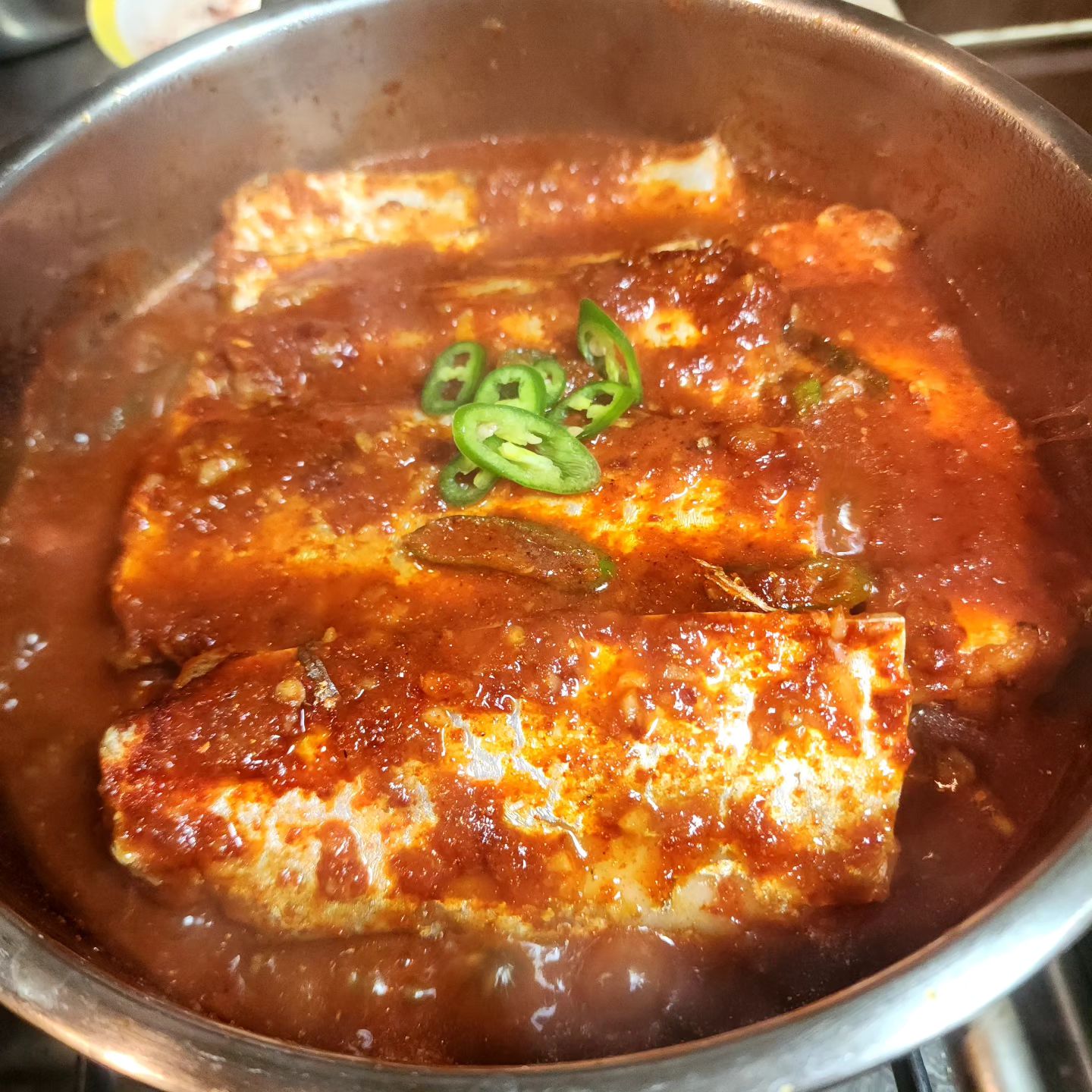 오늘 저녁 갈치조림이랑 소고기완자했는뎅
남편이 그리좋아하는 갈치조림이라 했는뎅
왜 굽지않고 조림을 했냐고?
그러면서 내일은 두루치기를 하라는
남편... 🤯

이정도면 귓빵메이 쌔려도 될 것 같은데~~
왕복으로 쌔려도 될 것 같은데~~~

#저녁메뉴 #갈치조림 #소고기완자 #귓빵메이 #🤣🤣