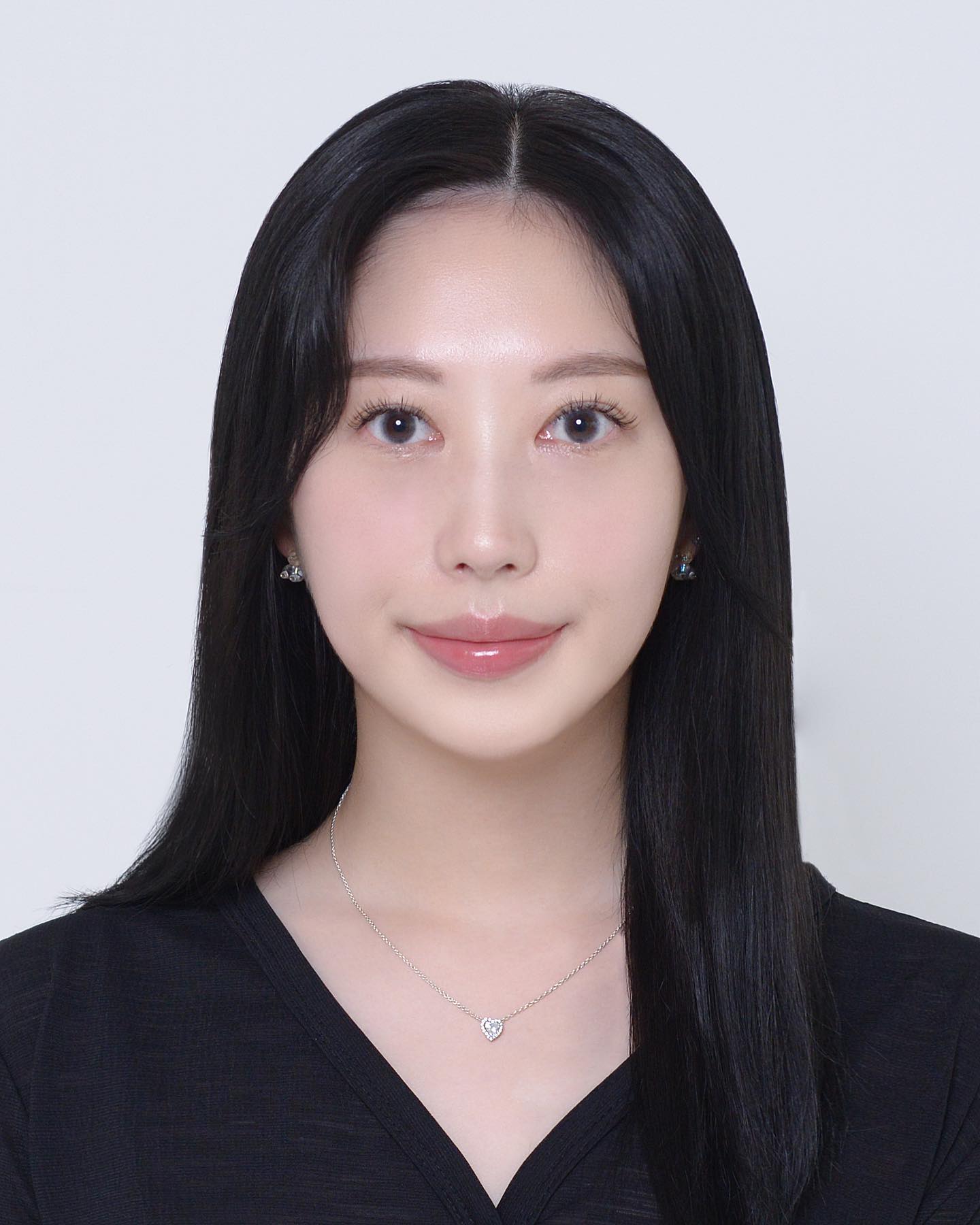가장 나다운 모습으로 비치고 싶은 마음에 반은 생얼로 찍은 나의 스물 다섯, 아니고 이제 스물 넷
