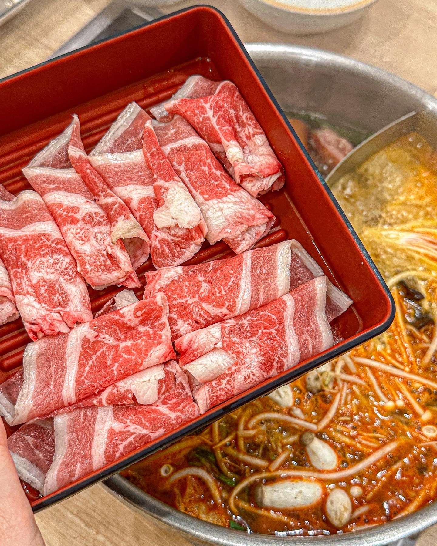 편백찜+샤브샤브+소고기 무한리필! 위례 #샤브플레르

샤브샤브 킬러들은 주목 🍲
여기는 편백찜, 샤브샤브, 월남쌈 3가지를
무한리필으로 즐길 수 있는 곳!

신선한 야채가 가득한 샐러드바부터 소고기까지 모두 무한!
심지어 고기는 등심, 우삼겹, 차돌
총 3종류라 취향대로 즐길 수 있어.

편백찜은 기름이 쫙 빠져서 고기가 아주 담백하고 촉촉.
샤브샤브는 말해뭐해 👍 계속 먹어도 질리지가 않아..
특히 얼큰 육수 칼칼한 게 중독성 있더라 😮
소스도 내 맘대로 제조해먹을 수 있다는 점도 좋아.

부담 없는 건강한 한 끼 식사 메뉴들이라
가족모임이나 외식하기에도 딱 좋을 것 같아.
우리 방문했을 때도 가족 단위가 진짜 많더라.

#위례맛집 #위례무한리필 으로 강추할게!
#위례샤브샤브 #위례편백찜 맛집 인정 ✨

📍 샤브플레르
경기 성남시 수정구 위례광장로 300 1동 지하1층 B23호 샤브플레르

💳
- 평일 런치 (고기무제한) 19,800
- 평일 디너/주말 24,800
- 초등학생 14,900
- 4~7세 7,900