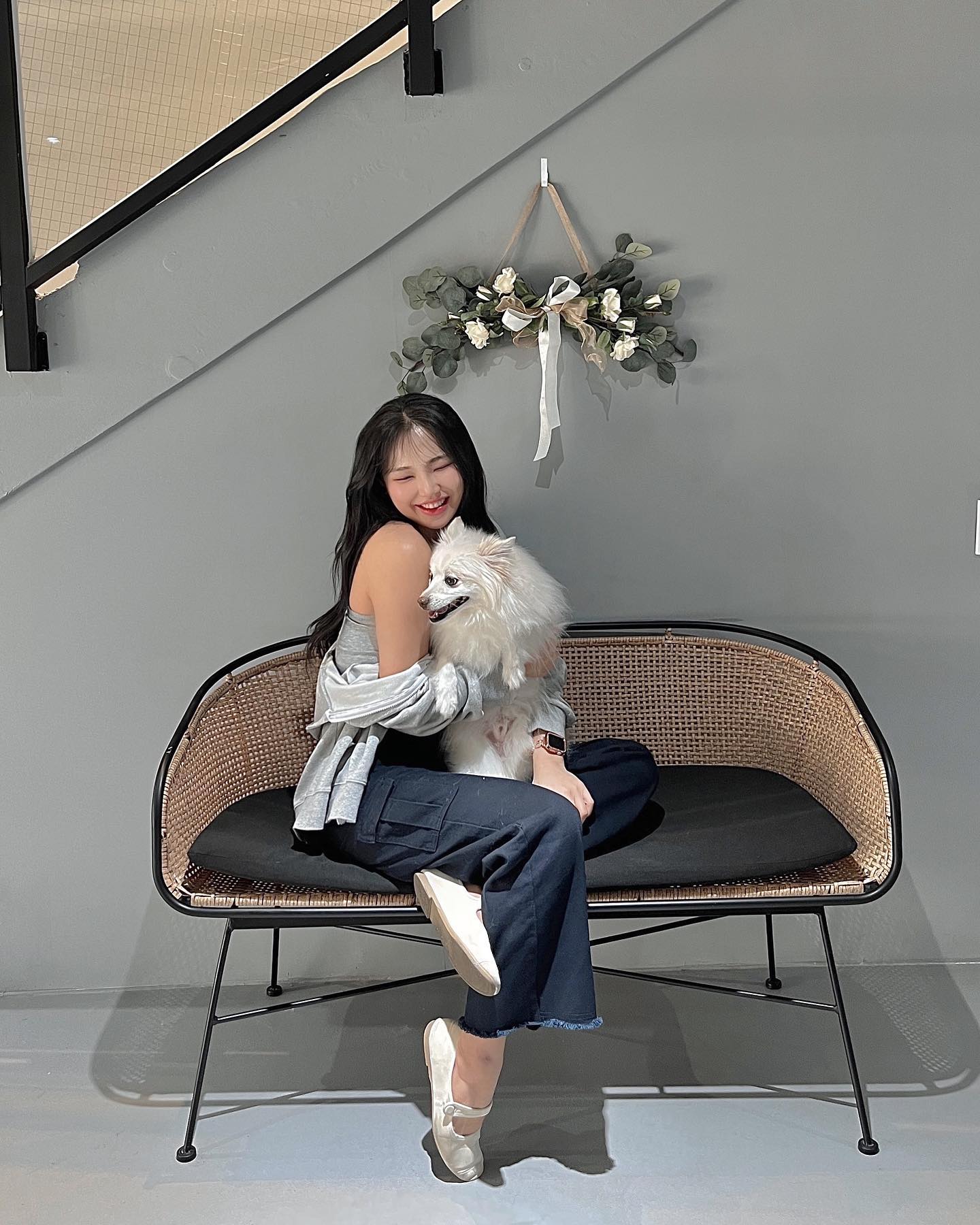 #협찬 
개판이네 개판이야...🐾

쌍문역 한일병원 근처에 신상 애견카페, 스탠퍼독에 다녀왔어요🐶

2층으로 이루어진 엄청 넓은 공간에 아이들이 목줄 없이 뛰어다닐 수 있는 자유로운 애견카페에요💕 

✔️ 8번째 동영상 봐주세요 넘어지는 강쥐 ❤️ 대 졸 귀 ❤️

✔️ 바닥이 강아지들이 뛰어다녀도 미끄럽지 않은 소재로 되어있어 안전했어요! 바닥이 미끄러우면 강쥐들 관절에 정말 안좋거든요🥲

✔️ 환기 시스템도 너무 잘 되어있어서 냄새가 하나도 안나요! 신기할정도😳

와글와글 자유롭게 노는 강아지들 틈에서 극강의 내향형인 우리 망고는 내 품에서 나갈 생각을 않는...😅 소심강쥐 사랑해 누나가 지켜줄게~!🥺❤️❤️

📍 스탠퍼독 | 서울 도봉구 우이천로 296
🕖 영업시간 12:00~21:00
💵 강아지 입장료
0~5kg  3000원
5~10kg  4000원
10kg 이상  5000원
💵 1인 1음료 필수
✔️ 중대형견 입장 가능 
🚘 주차 가능

#서울도갱이 

#애견카페 #쌍문애견카페 #스탠퍼독 #반려견카페 #강아지 #강아지카페 #중대형견애견카페 #도봉구애견카페 #도봉애견카페