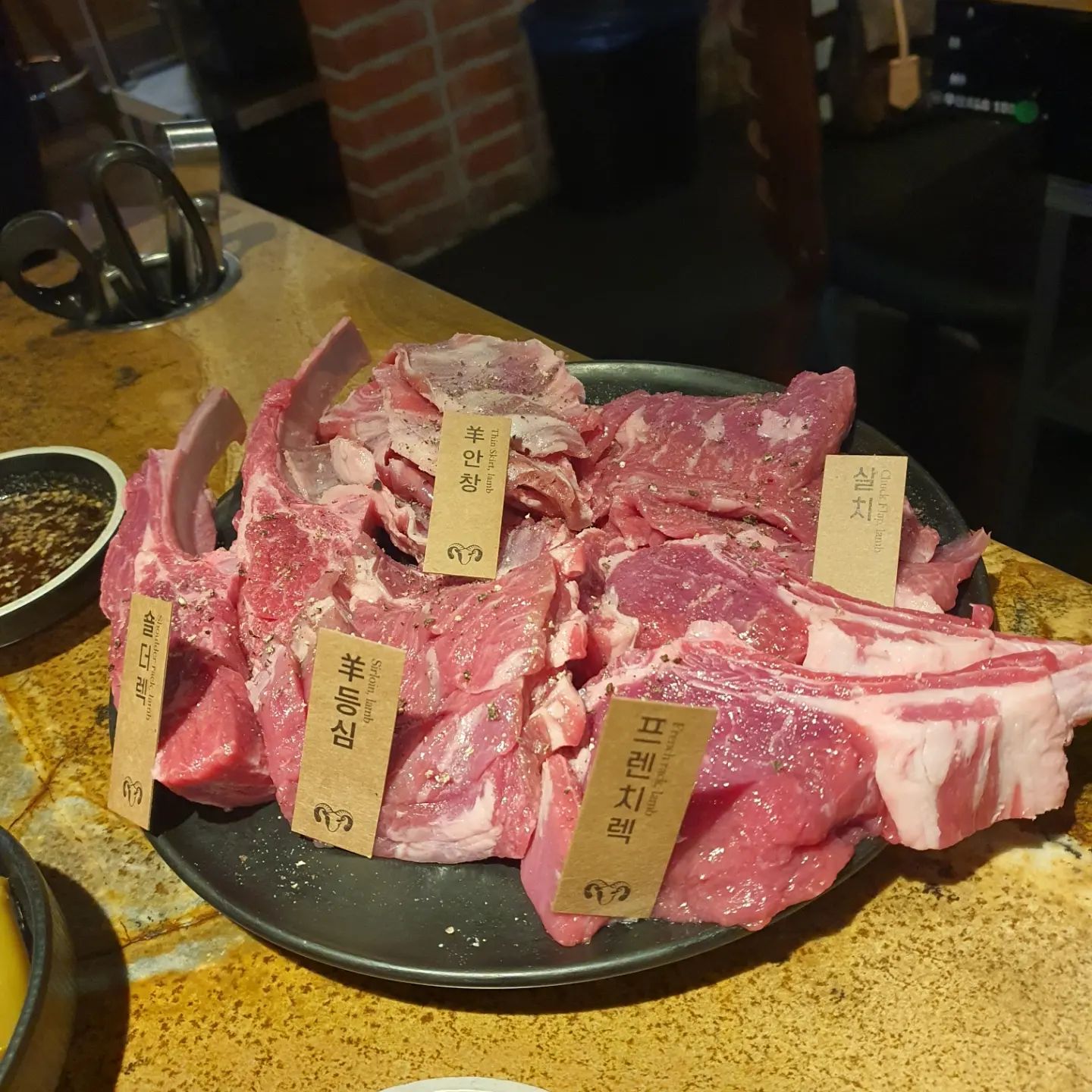 여기올때마다 거지꼴을 하고가네🥲

배신하지않는 양고기
고기굽다 떨어트리셨다고
싸비스로 주신 아이스크림까지 완벽❤

#231015 #고매램