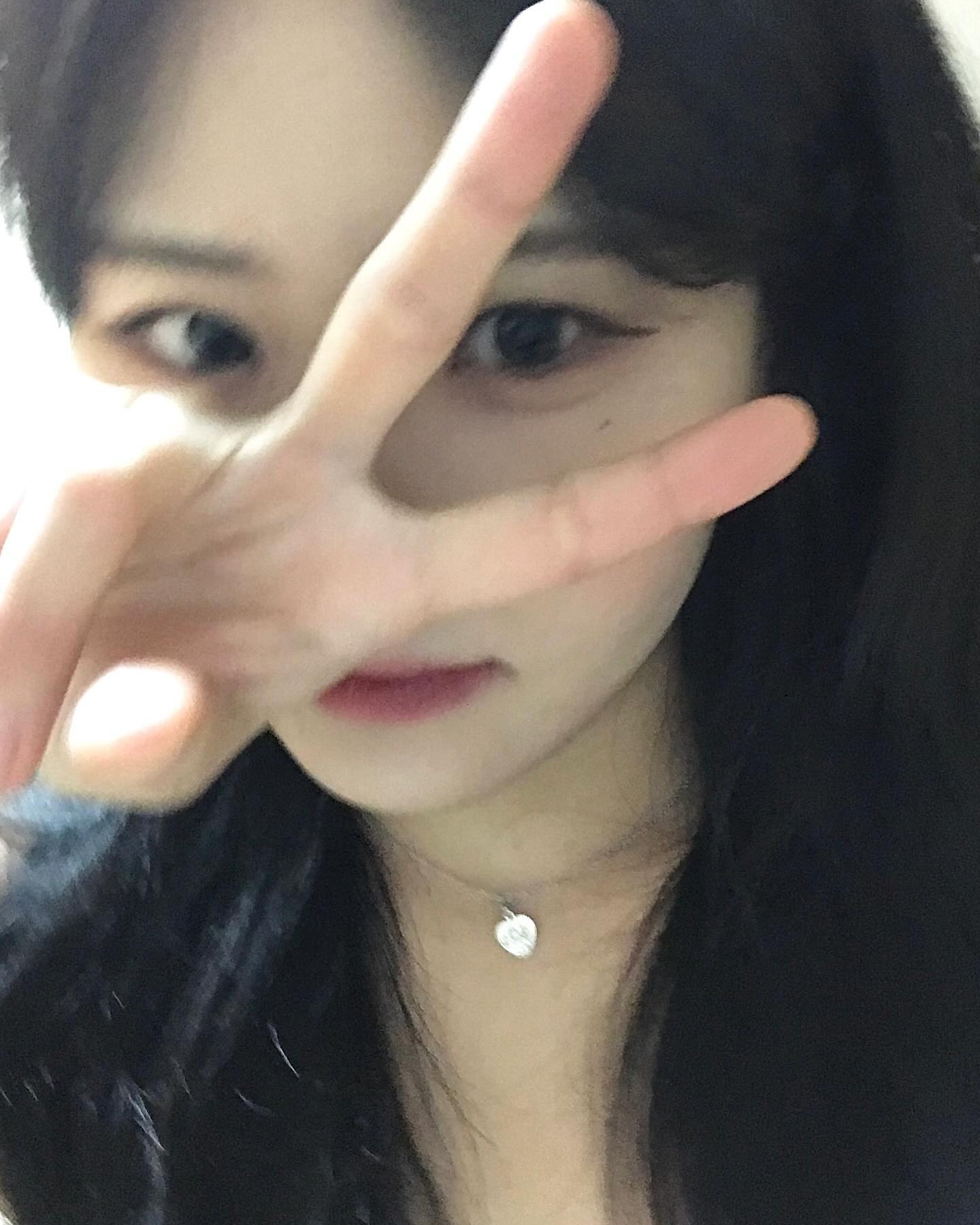 브이 v_v