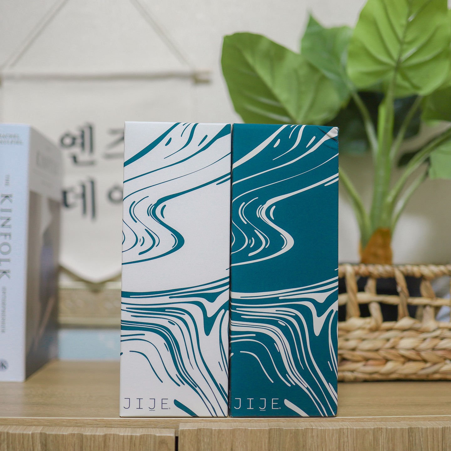 #협찬
제가 믿고 쓰는 지제마난 천연 유아세제와 섬유유연제 세트를 소개해드릴게요. 이 세트는 친한 지인들에게 선물하기 좋은 제품이에요. 섬유유연제의 향기가 고급스럽고, 천연 계면활성제의 비율이 50% 이상이라서 세정력과 탈취력이 뛰어나죠. 전성분이 EWG 그린등급으로 안전하고 식물성 성분으로만 만든 점은 육아맘이라면 좋아할수밖에 없겠죠? 일반세탁기, 드럼세탁기에서 모두 사용이 가능합니다~

이 세트를 구매하시면 박스패키지 뒷면에 빨래양 대비 권장되는 사용량이 표시되어 있어요. 저는 이런 식으로 계량컵에 적당량 덜어서 사용하고 있어요. 세제는 투명하고 섬유유연제는 백색이라서 구분하기 쉬워요. 세탁기에 넣고 돌리면 향기가 가득 퍼져요. 건조기 사용 후에도, 옷 보관 중에도 잔향이 오래 남아요.

저는 지제마난을 만나고 나서 빨래가 힐링의 시간이 되었어요. 아기옷 뿐만 아니라 온가족 옷에도 사용할 수 있어서 너무 좋아요. 지제마난을 만나보세요! 😊

#지제마난 #천연유아세제 #천연섬유유연제 #계면활성제50% #EWG그린등급 #식물성성분 #향기좋은세제 #빨래힐링 #온가족세제 #선물추천 #집들이선물 #출산선물