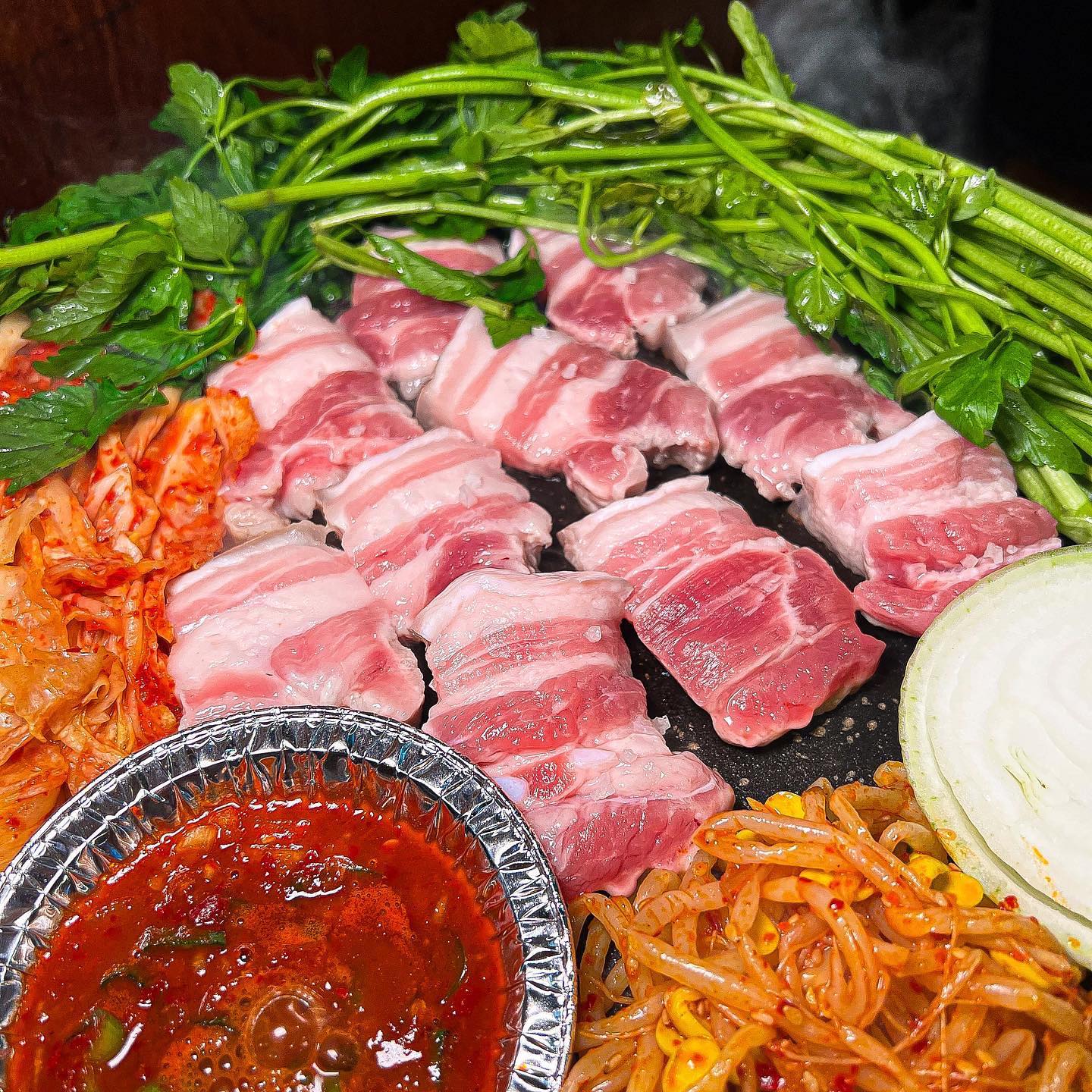 ⠀
요즘 남영동 숙대입구에서 떠오르는 원동미나리삼겹살을 다녀왔다, 사진만 봐도 알겠지만 생삼겹 촉촉하이 때깔부터 장난아니라 굽기전부터 무조건 맛있음을 직감했다ㅋㅋ

어릴때 정육점가서 삼겹살 한근 끊어온나~ 해서 사다가 신문지 펴놓고 구워먹던 그 삼겹살의 고급버전 맛인데 미나리에 숙성김치와 반찬들이 받쳐주니 말해뭐해 꿀맛탱각ㅋㅋ
⠀
⠀
사이드로 주문할수있는 오이무침은 아삭하고 단맛 1도없이 시원하고 칼칼한 양념이라 고기랑 먹어도 좋고 그냥 소주안주로도 그만일듯, 사이드이지만 주연만큼 훌륭👏

신메뉴라고 그랬던 것 같은데 강된장 느낌의 저 뚝배기.. 저게 아주 밥도둑년 아니 밥강도 수준이니 메뉴로 나오면 꼭 드시길ㅋㅋ 처음 간 집인데 너무 맛있어서 이젠 수시로 한번씩 갈듯!
⠀
⠀
⠀
#원동미나리삼겹살 #왕프로용산구 

#남영동맛집추천
#남영역맛집추천 
#숙대맛집추천
#숙대입구맛집추천