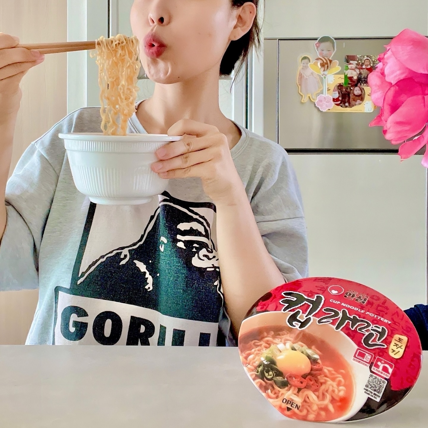 #협찬

컵라면 좋아하는 사람 손🙌🏻🙌🏻
간단하게 배 채우고 싶을땐 항상 컵라면을 찾게되는데요.
먹으면서도 용기에서 나올 수 있는
환경호르몬 걱정되는건 어쩔 수 없더라구요🥲
그래서 전 요즘 안심 컵라면 도자기 그릇에 먹고있어요!

진짜 컵리면과 똑같은 디자인이 넘 귀엽지않나요?ㅎㅎ
✔️깊이가 깊어서 어떤 컵라면이든 OK!
✔️전지렌지 , 오븐, 식기세척기 모두 OK!
✔️라면 뿐만아니라 덮밥 등 다양하게 활용OK!
✔️무엇보다 국내생산이라는 점👍🏻👍🏻

더 맛있게~ 더 건강하게 컵라면 즐기고싶디면?
[안심] 컵라면 도자기 라면그릇! 이거지~😎

#안심컵라면도자기라면그릇 #컵라면용기 #라면용기 #안심컵라면도자기 #라면그릇 #라면용기 #도자기컵라면 #컵라면용기 #컵라면그릇 #도자기컵라면용기 #전자레인지라면용기 #육개장컵라면도자기