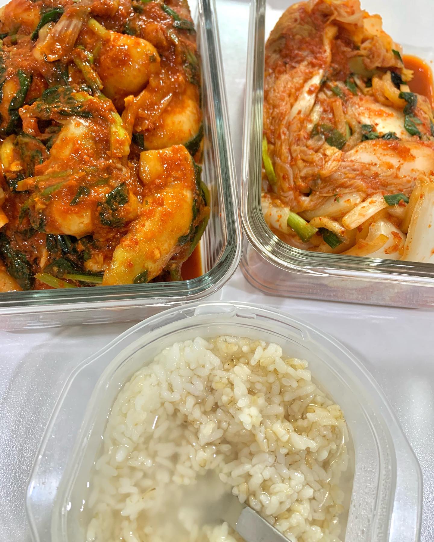 김장김치, 겉절이는 못참지!
언니들이 조공해준 김치들로 야식,
촌년 출신이라 그릉가 따신물에 찬밥 말아서 김치얹어먹는거 겁나 좋아함 🤣🤣🤣 양심상 현미밥
나더 김장 하고 노나먹어야지