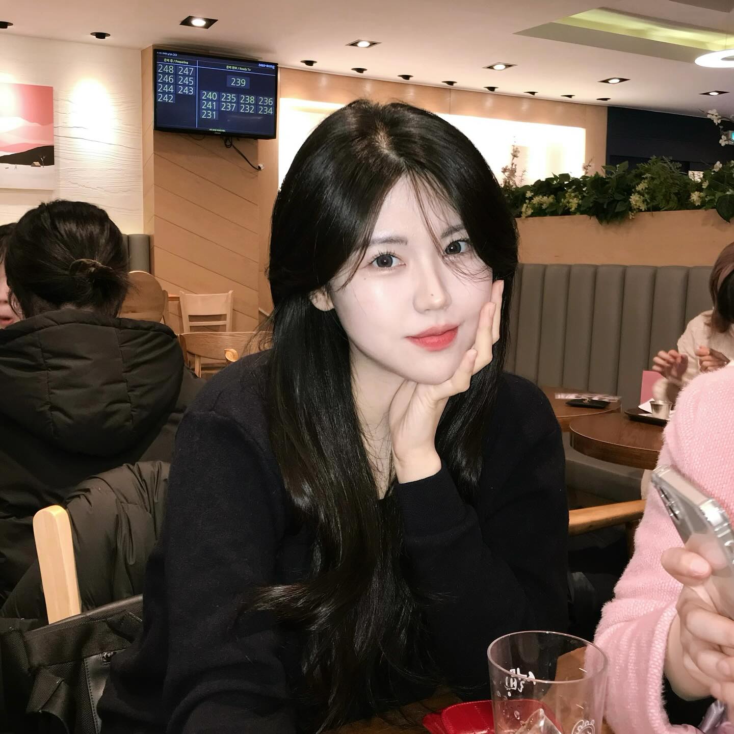 밍기 손톱 귀여워서 따라할려고 박제합니다.
디귿디귿🥶🥶
 
설빙에서 빙수 퍼먹다가 해송이가 플래시 갈기길래
냉큼 포즈 취했습니다;

사실은 송이 생파였슘.

막컷 reference. #chacha 🥶🥶