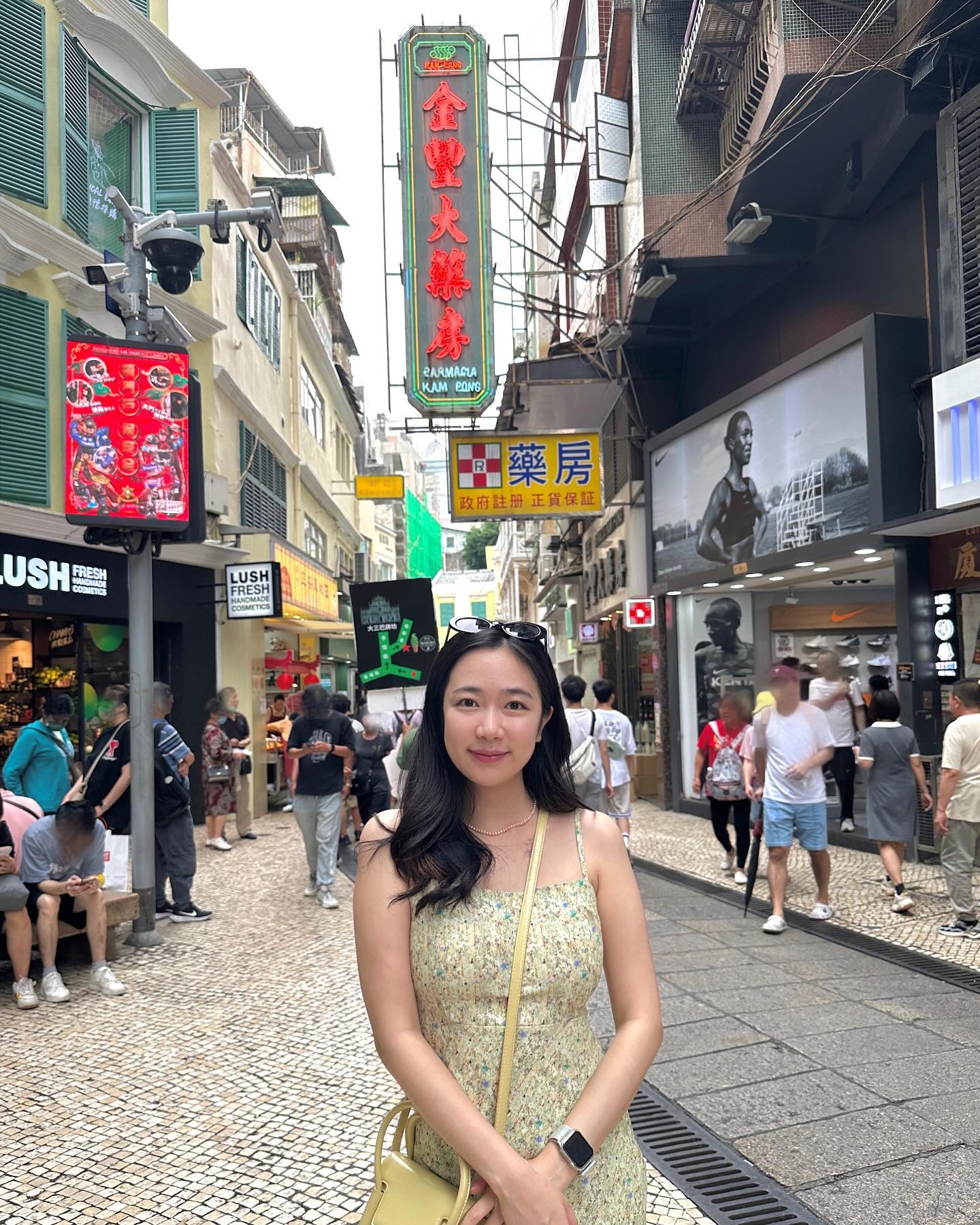 2만보 넘게 걸었던 마카오여행 2일차 기록
반도 쪽으로 넘어가 관광에 충실했던 날
수많은 인파에 기빨렸지만 그래도 즐거웠다🙌

1-3 육포거리 세나도광장 세인트폴성당 / 사람이 어딜가도 많으니 사진은 그냥 같이 찍는다고 생각하쟈🙈
4 Bamu bakery 에그타르트 맛집👍
5 Cafe de Novo Tomato / 포르투갈 가정식, 웨이팅 필수인데 중국어로 부르니 받은 번호 중국어로 알아둘 것. 본점 말고 근처 다른 지점은 덜 붐빈다.
6 포르투갈 기념품 귀여븐것🩷
7 에펠탑 포토스팟은 파리지앵에서 길건너 📍Le Jardin 
10 파이브가이즈 웨이팅없고 너무 맛있음💛
