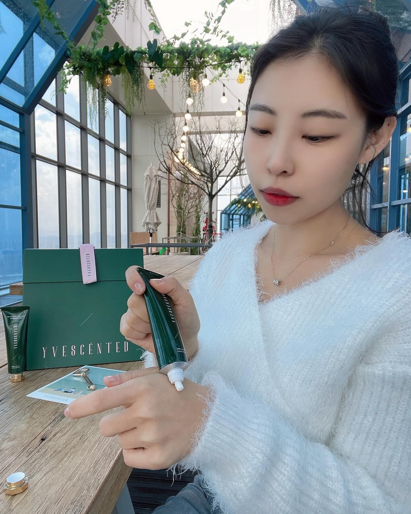 #협찬 

요즘같이 건조할 땐 손까지 부르트기 마련인데요!
그래서 핸드크림은 선택이 아닌 필수죠🫶🏻
유니크하고 고급스런 패지키로 
선물하기 딱좋은 입센티드 핸드크림🎁

독특하게 열쇠모양의 튜브 클립이
함께 들어가 있어 더 고급진 느낌~~!!
클립덕분에 마지막 영혼까지 짜 쓸 수 있어요💕

향은 3가지가 있는데 우디와 발삼 사용해봤는데,
자꾸 킁킁 거리게 만드는 고급진 향이에요!
남녀노소 사용하기 좋달까요??
특히나 발삼 완전 취저쟈나😍

주변에 소소하게 뭘 선물할까 고민이라면?
입센티드 핸드크림 패키지 완전 강추👍🏻👍🏻

#YVESCENTED #입센티드 #TUBECLIP #튜브클립 #HANDCREAM #핸드크림