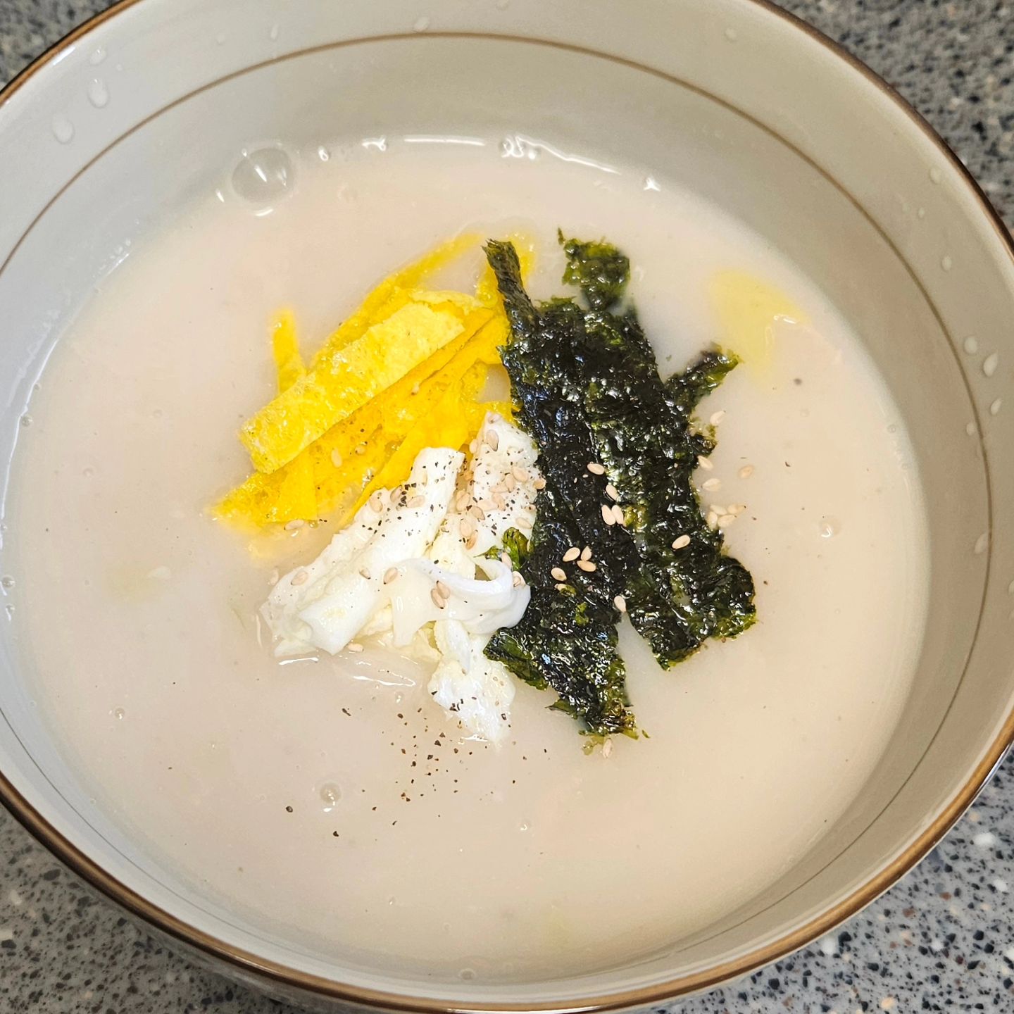 맛있는🍲 사골 떡국 덕분에...
한 살 ☝️더 먹었다.😥😩

#사골떡국🍲 #사골 #사골떡국 #떡국 #새해떡국🍲 #2024년복받기 #2024년맞이 #2024년 #2024년을준비하자 #새해음식