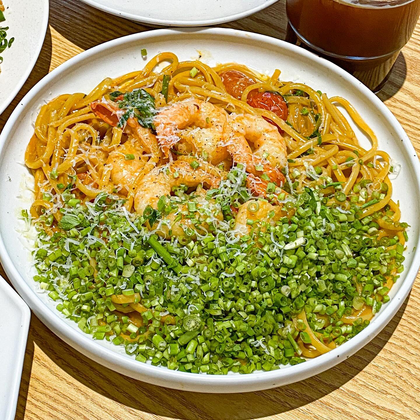 #협찬 #밀킥스 

햇살이 그대로 내리쬐는 창이 매력적인 밀킥스🩷

식사라는 뜻의 “밀(Meal) , 한식의 (Kicks)을 포인크로 눟은
밀.킥.스

🦐 비스큐소스가 매력적인 맛 #새우미나리파스타 
🥩 들깨가 들어간 크림소스에 
  다양한 조리방식의 버섯이 킥인 #들깨버섯리조또

🌞 낮에는 파스타,샐러드 같은 Brunch를 즐기고
🌛 밤에는 와인바로 즐기는 매력적인 곳

장소도 힙하고 맛도 좋은 밀킥스에서 연말모임 추천드려요💕

📍경기 안산시 단원구 광덕서로 92 2층
⏰ 월,화 18:00-02:00 / 수-일 11:30-22:00

mealkicks 

#고잔동맛집 #안산파스타맛집 #점심맛집 #안산파스타 #안산밀킥스
#고잔신도시맛집 #안산맛집 #그로서리 #안산법원맛집 
#쪼꼬젤리_안산