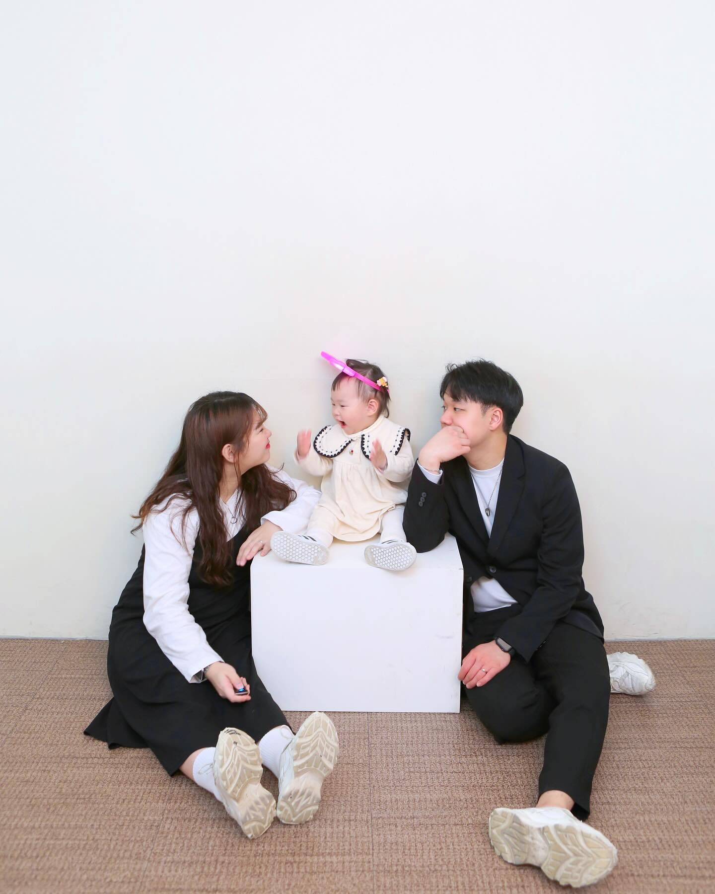 D+565 /2023.12.25 나윤이의 두번째 크리스마스 🎄❤️💚
작년 크리스마스날에는 200일된 혼자 앉는것도 불안정한 아가였는데
올해는 어린이집에서 엄마랑 같이 케이크도 만들고🎂
산타할아버지가 선물주신다는 말을 믿고 선물 왕창받은 어린이가 되었어요🫠

나윤이 덕분에(?) 저는 몇년만인지도 모를 산타할아버지를 2번씩이나 보았네요!:)
나윤이는 무척이나 싫어하고 무서워했지만요...ㅎ 그림속 산타만 좋아하는 나유니..

크리스마스 기념은 아니지만 가족사진도 남기고👨‍👩‍👧
아침에 눈떠서 거실로나올때마다 선물 기대하며 들뜬발걸음이 너무 귀여워서
매일 크리스마스 해주고 싶었던 두번째 나윤이의 크리스마스였답니다..:)
