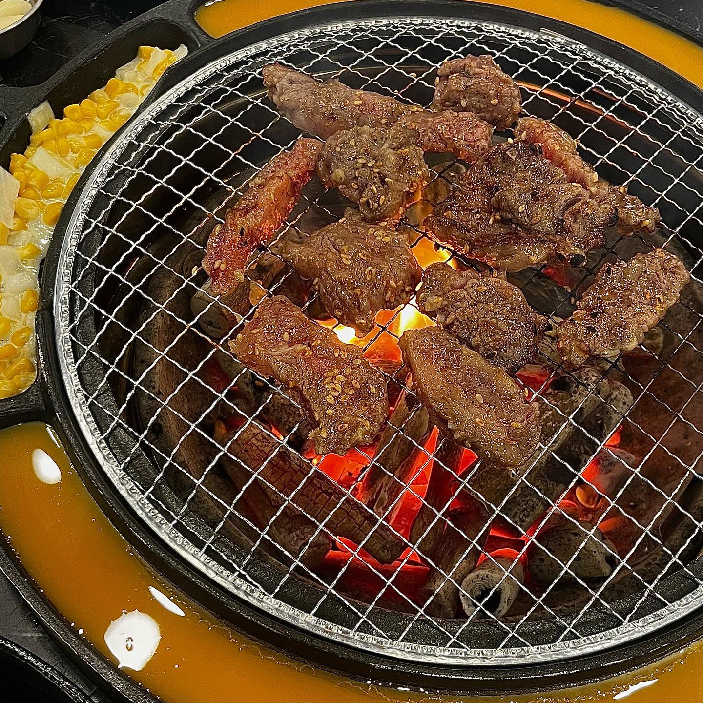 송도 가성비 양념 소고기 맛집 #숯미당 

송도에 수많은 고깃집이 있지만 숯향도 좋고 가성비도 좋은 곳은 여기가 최고이지 않을까 싶은 #숯미당 입니다. 

가게 내부가 너무 깔끔하고 넓어서 회식하기 제격인 것 같았어요. 

저희는 #양념소갈빗살 500g을 주문했습니다. 500g부터 주문 가능이더라구요! 둘이 먹으니까 딱 좋은양!! 양념이 베스트라고  해서 먹어봤는데 마늘소스 묻어있는거부터 취향저격. 적당히 달달하고 짭짜름해서 너무 잘어울리더라구요. 고기도 질기지않고.. 진짜 넘 맛있었어요!! 

#육회비빔밥 육회비빔밥도 육회양 정말 넉넉해서 끝까지 육회랑 맛나게 먹을 수 있었어요. 정말 잘 고른 메뉴!! 

#된장찌개 진한 된장찌개!! 고기에 된장찌개 빠질수없죠~~ #숯미당 의 좋은점은 서비스 #돼지껍데기 제공! 껍데기 너무 좋아하는데 처음부터 주셔서 고기 다먹고 후식으로 먹기 좋았어요. 

또 #계란 과 #옥수수콘 을 같이 먹을 수 있다는점이에요. 고기만 먹기 심심한데 이런 곁들임이있다면.. 환상이쥬!! 오랜만에 보는거같아서 더 반가웠던 계란과 콘옥수수였어요~~ 

가격에 비해 퀄리티도 너무 좋고 직원분들도 친절하셔서 또 가고 싶은 고기집입니다 올해 연말 모임은 여기서 해보는거 어떠세용~~?

#송도고깃집 #송도숯미당 #숯미당 #송도회식 #송도맛집 #송도갈비살 #인천회식장소 #인천고깃집 #인천데이트 #송도데이트 #소고기맛집 #갈비살맛집