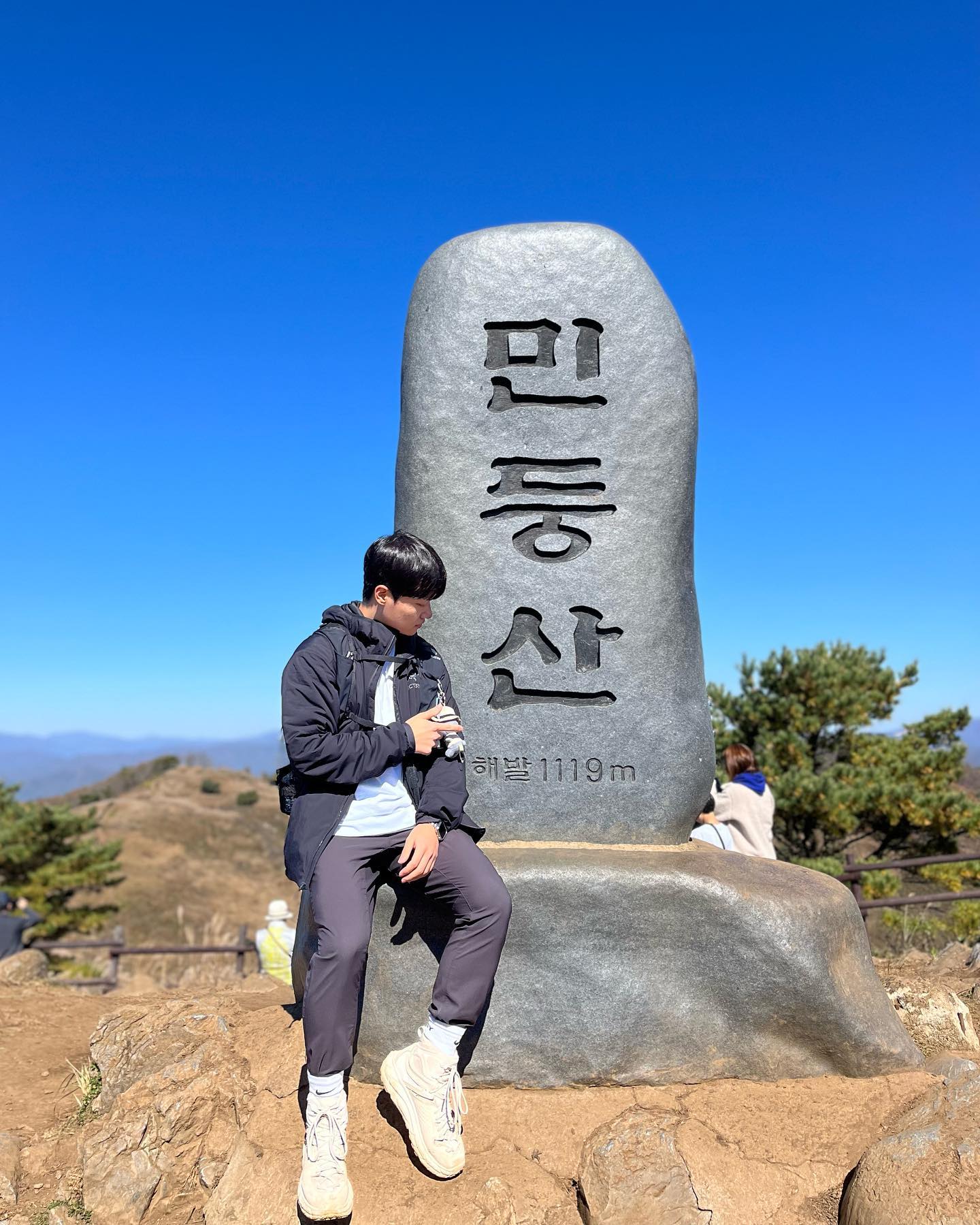#민둥산 
1️⃣편

⛰️
예전부터 가보고 싶었던 민둥산!
지금은 민둥산 억새축제 기간이어서 사람이 엄청 많았다,,

증산초교에 주차하고 다녀오려고 했는데 만차여서 OK 주차장에 주차하고 등산 시작!

처음에 여기로 가는게 맞나,,? 싶은데 거기가 맞음. 
초반 급경사만 지나면 무난한 코스가 나온다 👍

정상석 사진 줄 엄청 길다,,
정상 돌리네 신기하다,,
억새 너무 멋있고 예쁘다,,

사진 많이 찍고 천천히 다녀왔을 때 왕복 4시간 정도 걸렸음!
다음에 또 가야지 ㅋ
.
.
.
.
.
#등산 #등산스타그램 #등린이 #산스타그램 #산린이 #hiking #登山 #반달이 #억새 #억새축제 #돌리네 #민둥산억새축제
