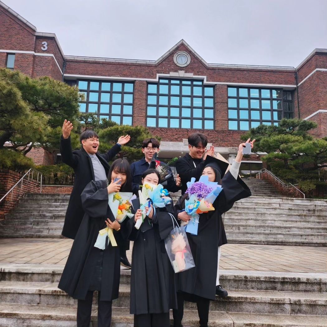 19학번 드디어 졸업🩵

처음엔 별 감흥 없이 드디어 졸업이네. 했다가
주변에서 더 축하해주셔서 감흥이 생겼습니다🤭

사회에서 도망치듯 학교로 왔다가, 저랑 가깝게 지냈던 분들은
"드디어 지현이가 졸업하는구나..🥹"하고 감격하시며 축하해 주시니
참 감사합니다 ㅋㅋㅋㅋ

졸업식 순서가 너무 길어서 다 참여하지 못했더니
사진을 많이 못찍어서 살짝 아쉽네요 ㅎㅎ

학교 다니는 동안 만났던 분들과, 축하해주시고 격려해 주신 모든분들께 감사드립니다🩷

"새 일 곧 네가 알지 못하던 은비한 일을 네게 듣게하노니, 
 이 일들은 지금 창조된 것이요. 옛것이 아니라." [이사야48:7-8]

졸업을 축하하며 받은것 같은 말씀🥰

앞으로 문화사역을 통해 뵙겠습니다 감사합니다
Thankyou my lord