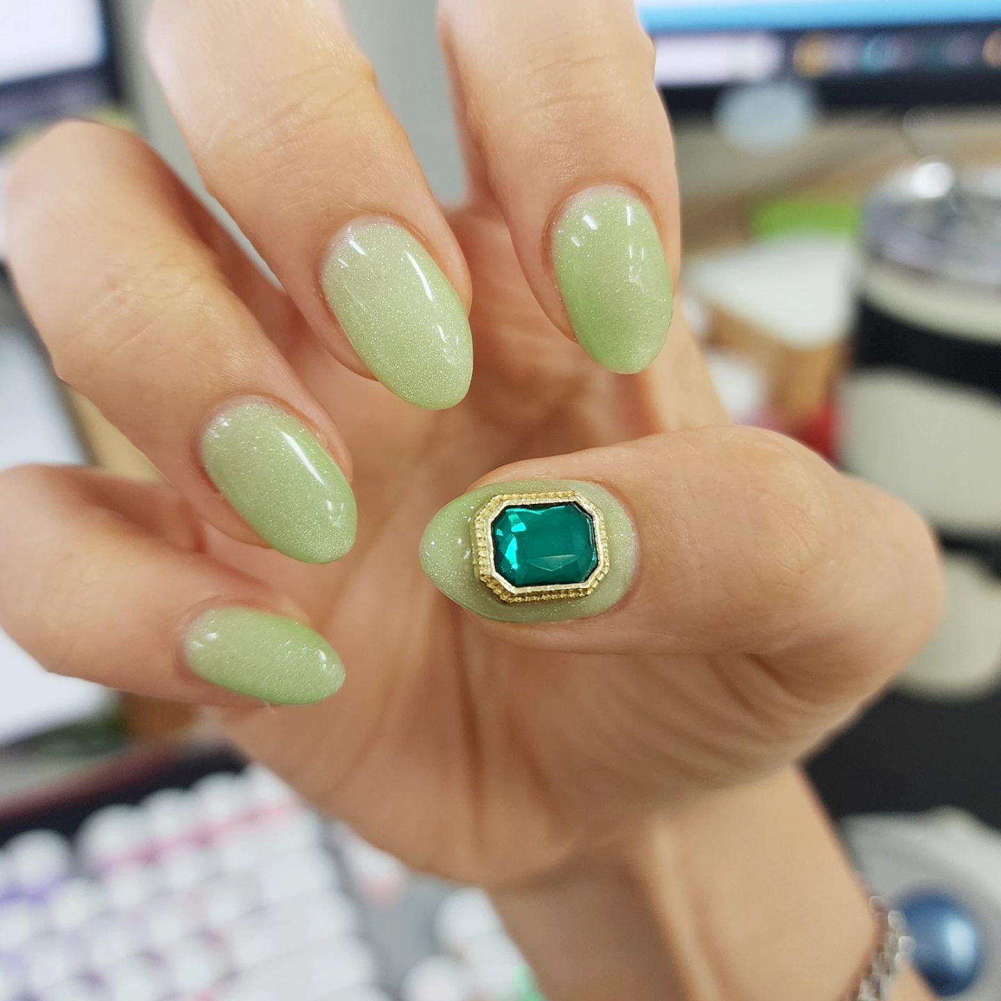 풀 자석젤 + 중세파츠

🍈머꼬싶은 네일