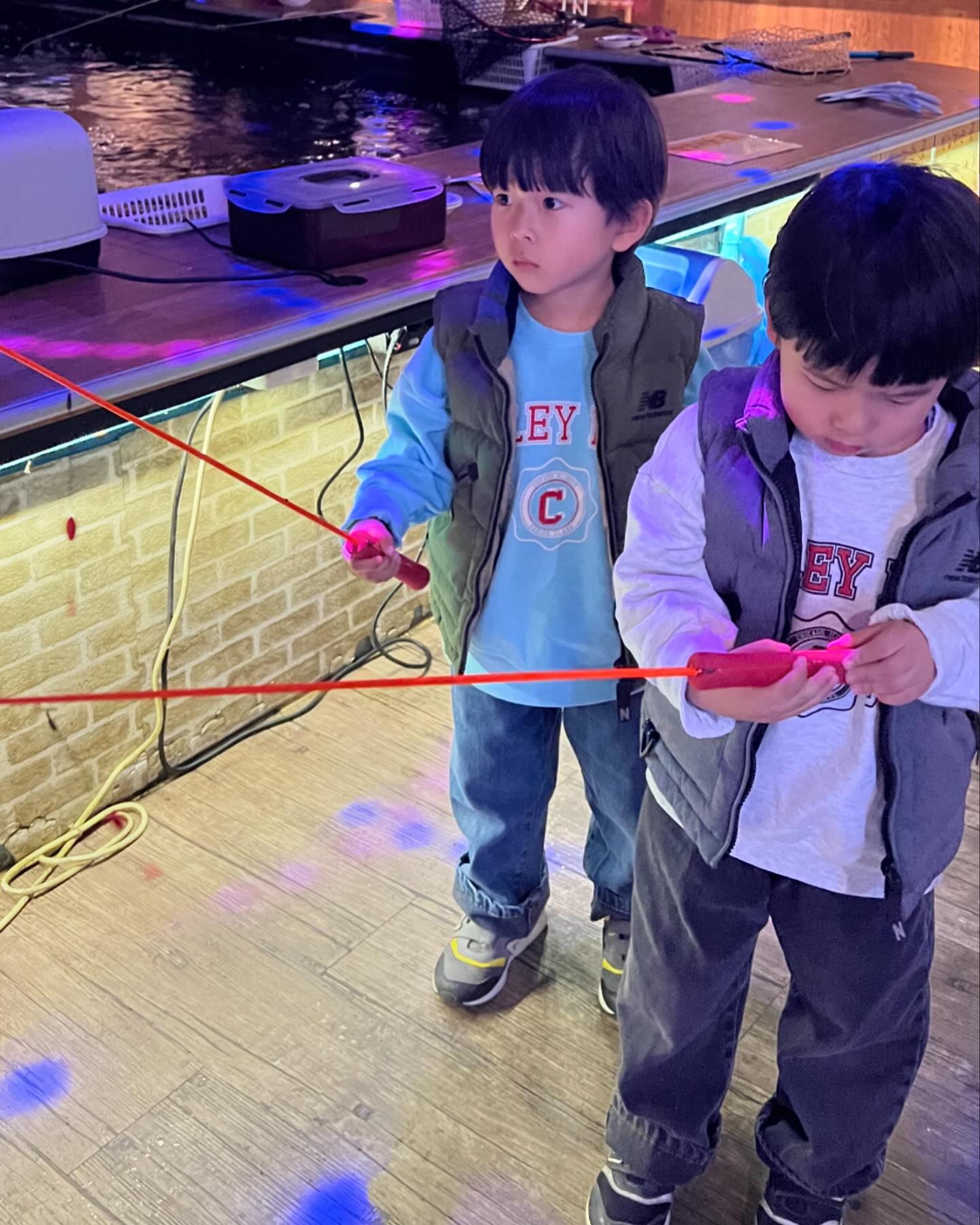 낚시둥이들
오늘은 진짜 물고기잡으러 출동 !

봉천 love_fishcafe_ 
무섭다더니 신남 !
둥이들도 나름 큰거 잡았다했는데 ㅋㅋ
진짜 10키로 짜리 잡는분들도 있음 ㅎㅎ

오늘은 낚시로 마무리 !
또오자 🫶🏻

#낚시카페#신림낚시카페#봉천낚시카페#러브낚시카페#아들둥이#의둥이#이색데이트#주말기록#주말아이랑
