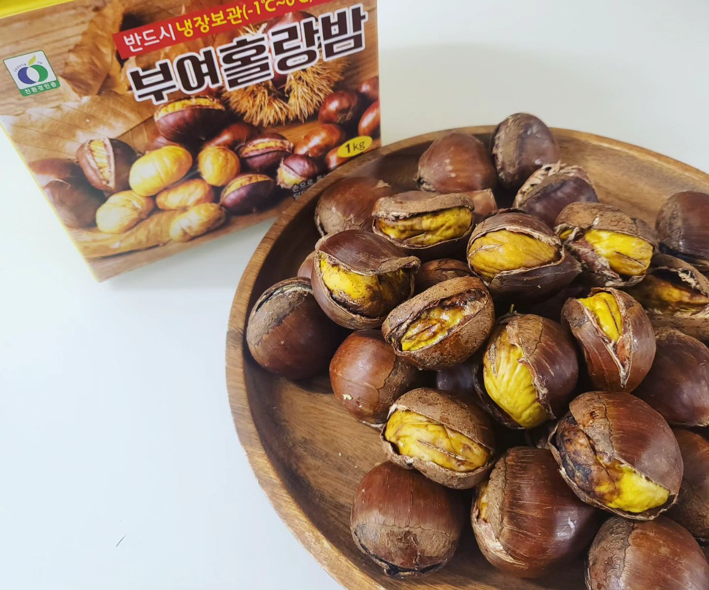 #협찬 #홀랑밤
⠀
⠀
군밤생각이 나는  쌀쌀한계절이 찾아왔어요~ 🌰🌰 
⠀
⠀
귀찮아서 사먹기만하던 군밤인데 ..
부여홀라당밤은 알도크고 칼집이나있어 
집이나 캠핑장에서 간편하게 구워먹을 수 있어요 !! 

어른, 아이 모두 좋아하니
겨울철 영양간식으로 챙기기 좋고,

칼집덕에 까기편하다보니 구워만두면
식탁 오가며 알아서 챙겨먹어서 편하네요 😆😆

요즘 앱테크유행인데 베리베리싱글앱에서
걷기포인트를 이용해서 저렴하게 구매 가능하니 
꼭 활용하세요 👍
⠀
⠀
⠀
#베리베리싱글 #알밤 #뜨래밤 #칼집밤 #홀라당밤 #홀랑밤 #군밤 #캠핑간식
