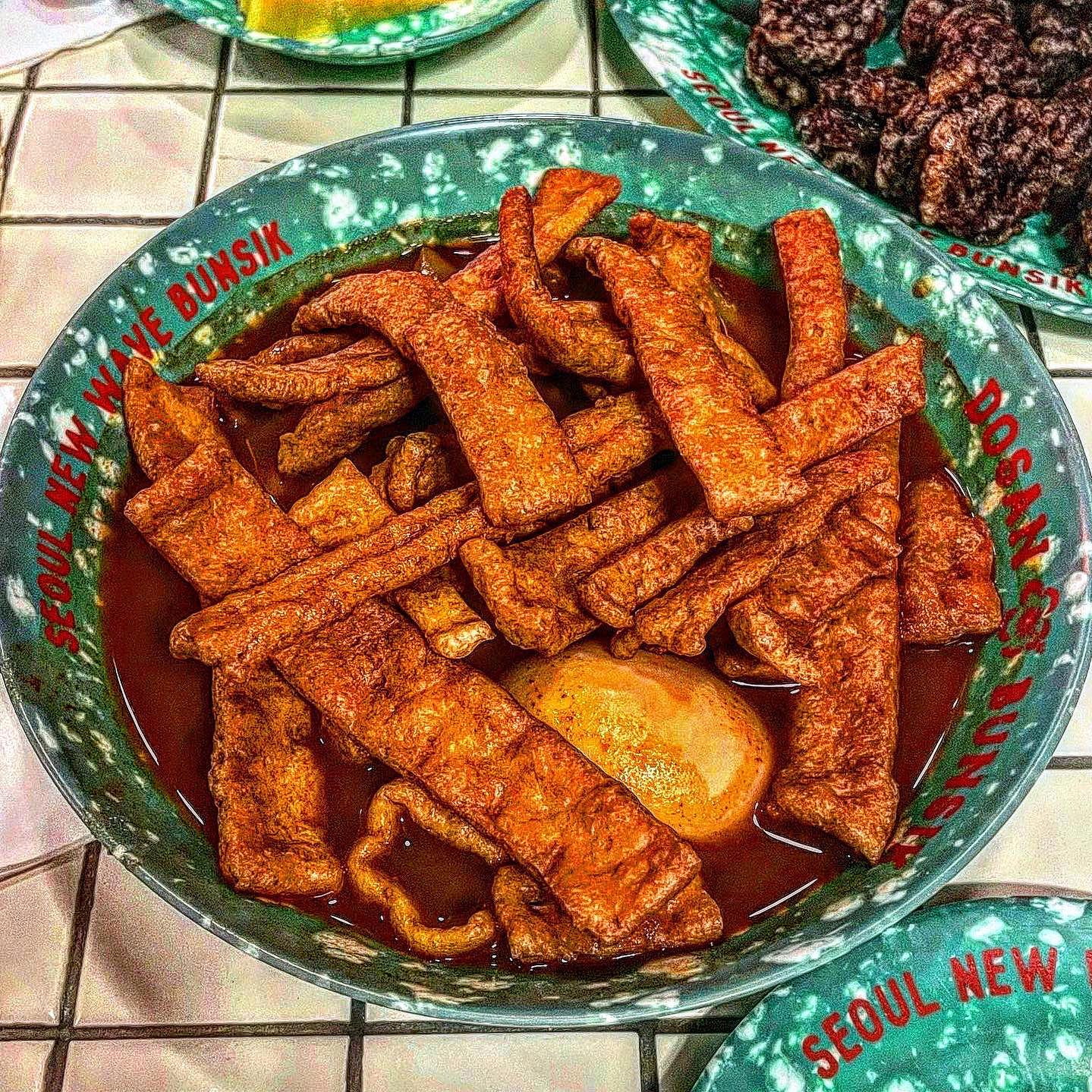 뉴트로 감성이 느껴지는 분식집, 광교 #도산분식 

즉석떡볶이 전문점인 도산분식의 대표메뉴인
어묵튀김도산떡볶이(6,000) 을 주문해봤어요!

바삭바삭한 어묵튀김과 듬뿍 올라간 떡볶이를
자작한 국물에 찍어먹어서 한 입 먹으니 정말 맛이 좋았어요❤️‍🔥

육회가 들어간 육회김밥(8,800)도 
계란노른자 한 번, 국물 찍어서 한 입먹으니
식감도 좋고 간이 베인 육회맛이 신선하게 느껴지는 맛이에요👍🏻

바삭바삭한 식감의 순대튀김(4,500) 도
함께 나오는 칠리소스에 푹 찍어먹는맛이 별미랍니다 :)

맛에비해 가성비도 좋고, 한끼로 든든한 식사류도 많으니
광교호수공원 놀러오신다면 꼭 한 번 들러보면 좋을 것 같아요! 

📍상호 : 도산분식
📍주소 : 경기 수원시 영통구 광교호수공원로 80 광교아이파크 판매이동 B114호
📍영업시간 : 매일 12:00~20:30
📍메뉴 : 어묵튀김도산떡볶이(6.0)순대튀김(4.5)육회김밥(8.8)

#광교호수공원맛집 #분식맛집 #광교앨리웨이맛집
#광교맛집 #광교카페거리 #광교갤러리아맛집