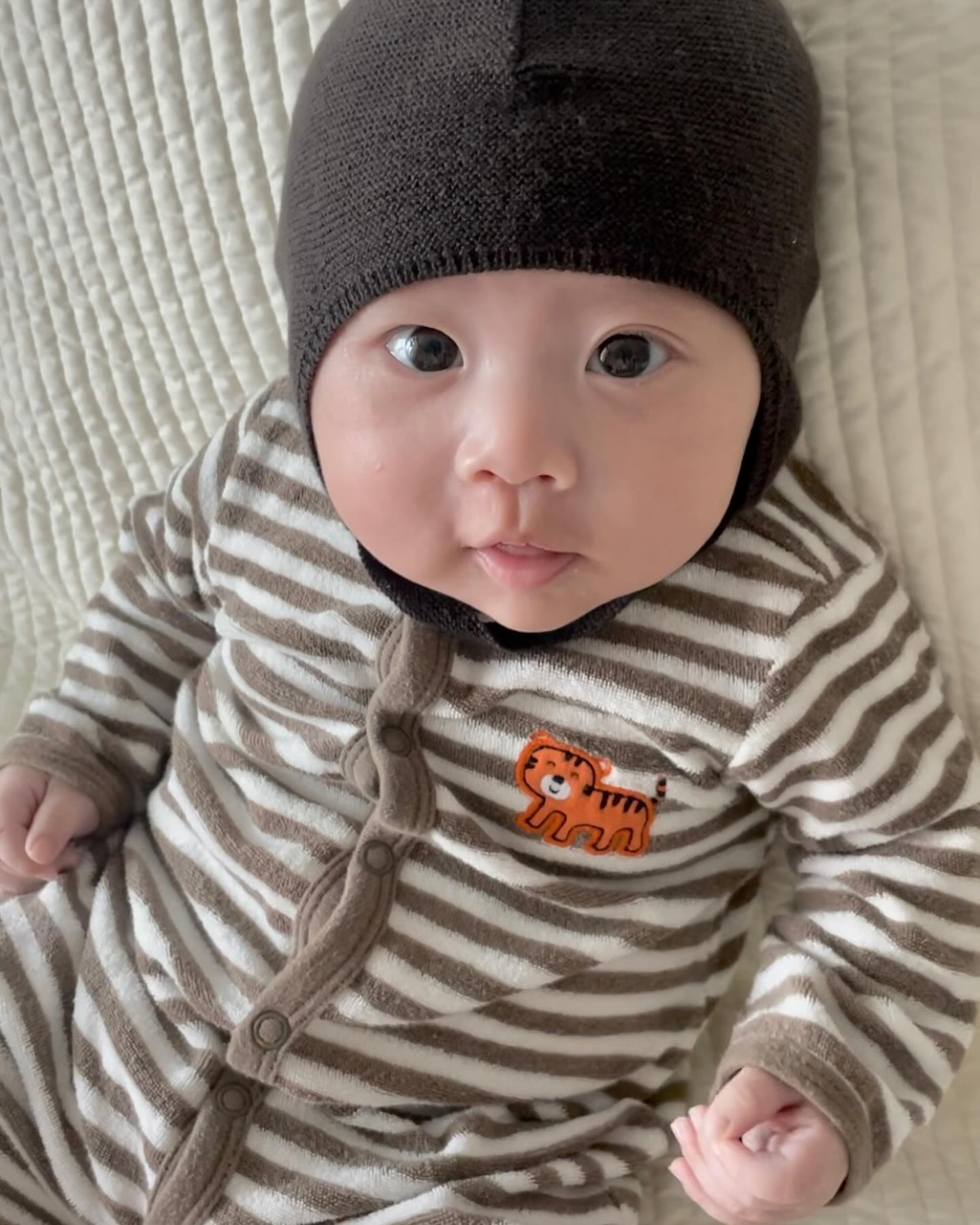 ✿ 𝐃+𝟗𝟐

헿 살쪄서 단추 사이 벌어진거 아니에여😉