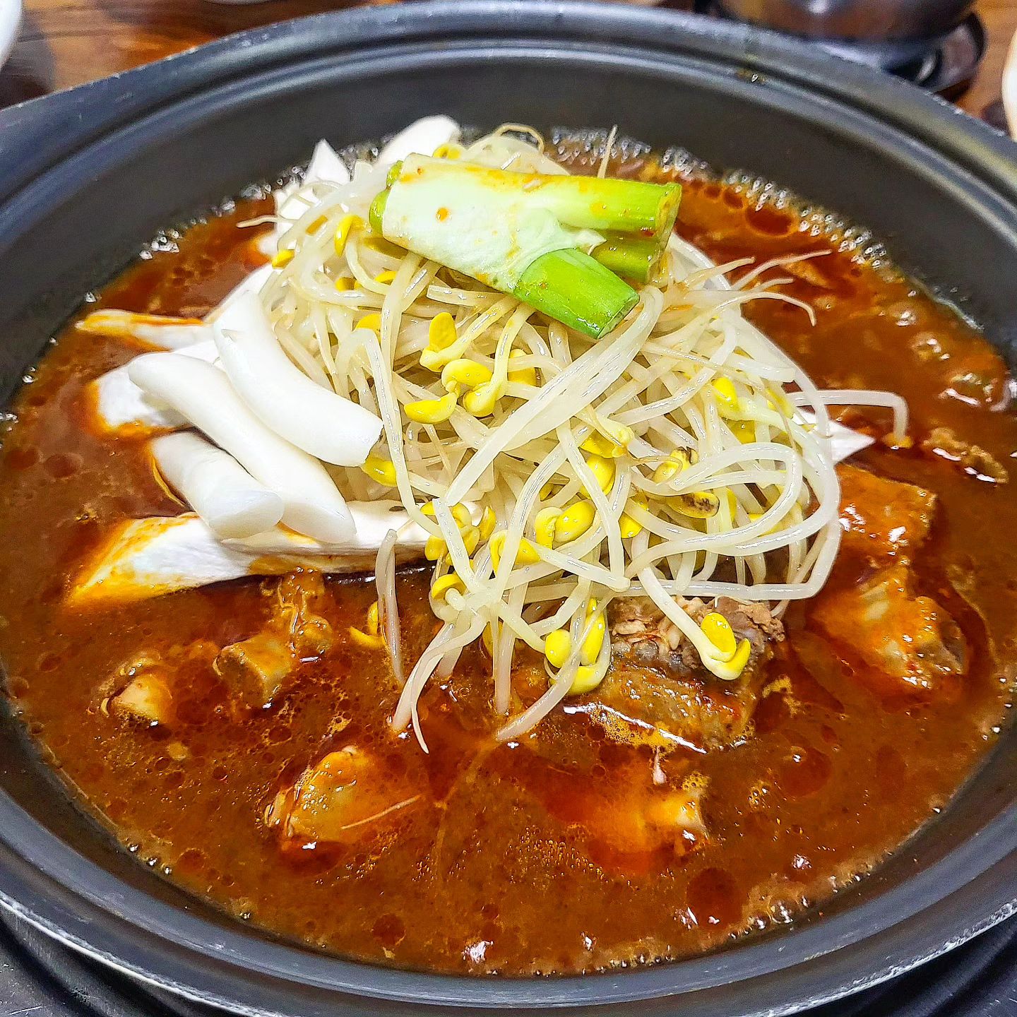 #🍽93

이 등갈비만을 위해 제천에 오는 사람들도 있는 유명한 맛집 #두꺼비식당

이번 피드에서 소개해드릴 곳은 제천의 명물이자 전국적으로 프랜차이즈화 되고 있는 등갈비 맛집입니다😃

너무나 유명한 곳인건 알고있었지만 워낙 웨이팅도 엄청나고 언제든지 갈 수 있다는 생각때문에 미루다 미루다 처음으로 가보았는데요😂 왜 인기가 많은지 알겠더라구요!! 매콤 달달하니 계속해서 끌리는 맛이었어요😋

사실 저는 맵찔이라 먹으면서 계속 쓰읍쓰읍 거리기는 했는데 매워하면서도 손을 멈추진 못하겠더라구요🤣 

두꺼비 식당은 대부분 등갈비에 곤드레밥 조합으로 드시는데 저는 곤드레밥 대신 공기밥을 시켜서 볶음밥으로 먹어보았어요☝🏻 양념을 먹어보니 이건 무조건 볶음밥 각이다 생각이 들더라구요🤩

그리고 기본찬으로 어마어마한 크기의 전이 나오는데 간장에 찍어먹어도 맛있지만 소스에 살짝 찍어먹으니까 이게 또 별미였어요🤤 너무 맛있었으니 살짝 추천해봅니다👍🏻

12시전에 갔는데도 이미 웨이팅이 있었고 1시쯤 다먹고 나오니 그때는 웨이팅이 정말 어마어마하더라구요😂 오픈런해도 웨이팅이 있을거 같은 느낌...?!🤪

경주 갔을때도 두꺼비 식당을 봤을정도로 많은 지점이 생겼지만 그래도 오리지널의 맛을 느끼시러 본점으로 방문해보는건 어떠세요?!🤗

🎈두꺼비식당
🎈충북 제천시 의림대로20길 21
🔉 10시 30분 오픈