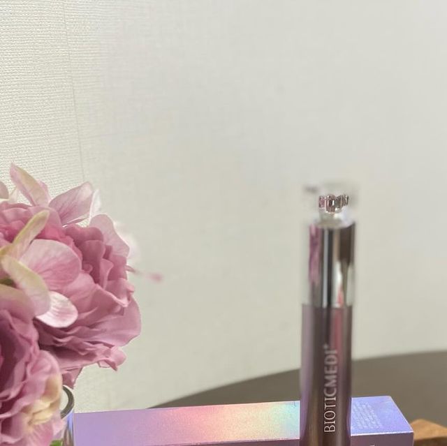  가좌동헬스장 | 가좌동pt | 터닝포인트짐 정혜린TR on Instagram: "요새 눈가 주름이 정말 걱정이었는데 
요 크림 바르면서 많이 좋아졌어요 
비오틱메디의 딥 펩타이드 콜라겐크림! 

저분자 콜라겐과 펩타이드가 함유되어있어서
주름 사이를 촘촘하게 메워주고 
아래 부분에는 led디바이스가 탑재되어 있어서
ems마사지도 가능해요! 

뚜껑열면 마사지 팁이 주름 사이에 마사지하듯
발라주기 편한 팁 모양이 되어있어요 
아연합금으로 되어있어서 오염에 강력하고 
피부에 사용해도 무해해요! 
눈 밑에 바를 때마다 시원해지는 기분이 정말 짱짱👍🏻

바르고 나서 led 디바이스 간단하게 1분컷으로 관리할 수 있어요 
kc인증 받은 안전한 제품! 
초당 1200번의 진동으로 피부를 케어해줘요 ㅎㅎ 

원래는 넥크림으로 나왔지만 팔자주름 눈가주름에도 효과 굿입니다! 
가격대도 3만원대로 엄청 저렴해요 
이름값 나기전에 언능 쟁이시기! 
네이버에 검색하시면 바로 공홈에서 구매가능하십니다 

#광고 #비오틱메디 #bioticmedi #목주름 #팔자주름 #눈가주름 #딥펩타이드콜라겐크림 #아이크림 #아이크림추천 #스킨케어"