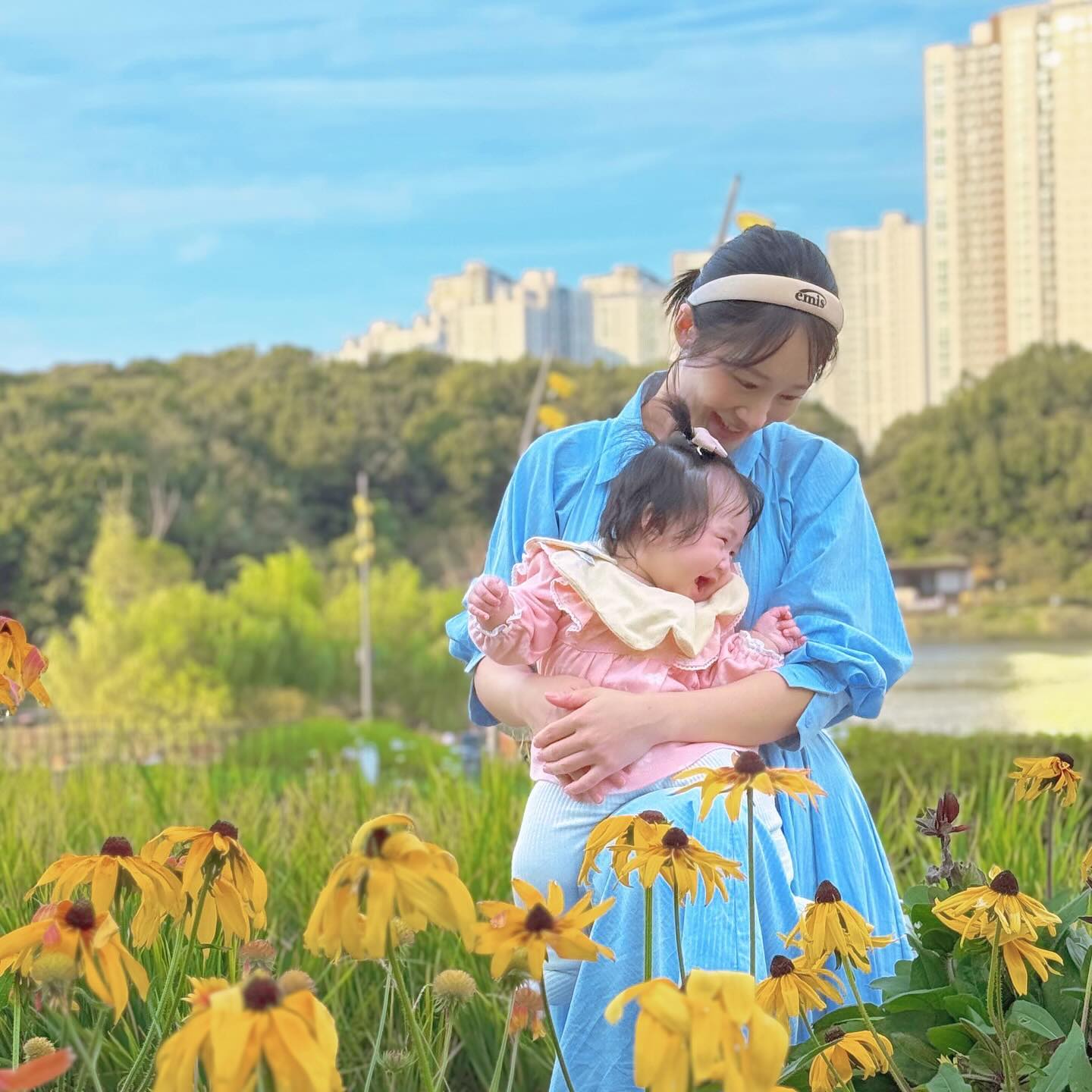 가을 저어어엉말 행복하다 🌻🌻🌻🌻🌻

여러분 저 살아잇어요😊
운동 피드는 아니지만 배경도 넘 가을가을이라 올리고싶엇!!

날도 시원해 아가랑 여름에 안나간거 실컷나가고 있지요!
엄마랑 저랑 아기랑 셋이 놀러간건 또 처음인데 
이렇게 또 엄마랑 아기랑 외함미랑 가까워지는 시간 🩵

스냅샷 감성으로 찍어주는 엄머 ..
유아 스냅전문 어떠세요 ..?? ㅋㅋㅋ
근데 아이폰 16프로 넘흐 좋다냐 …?!