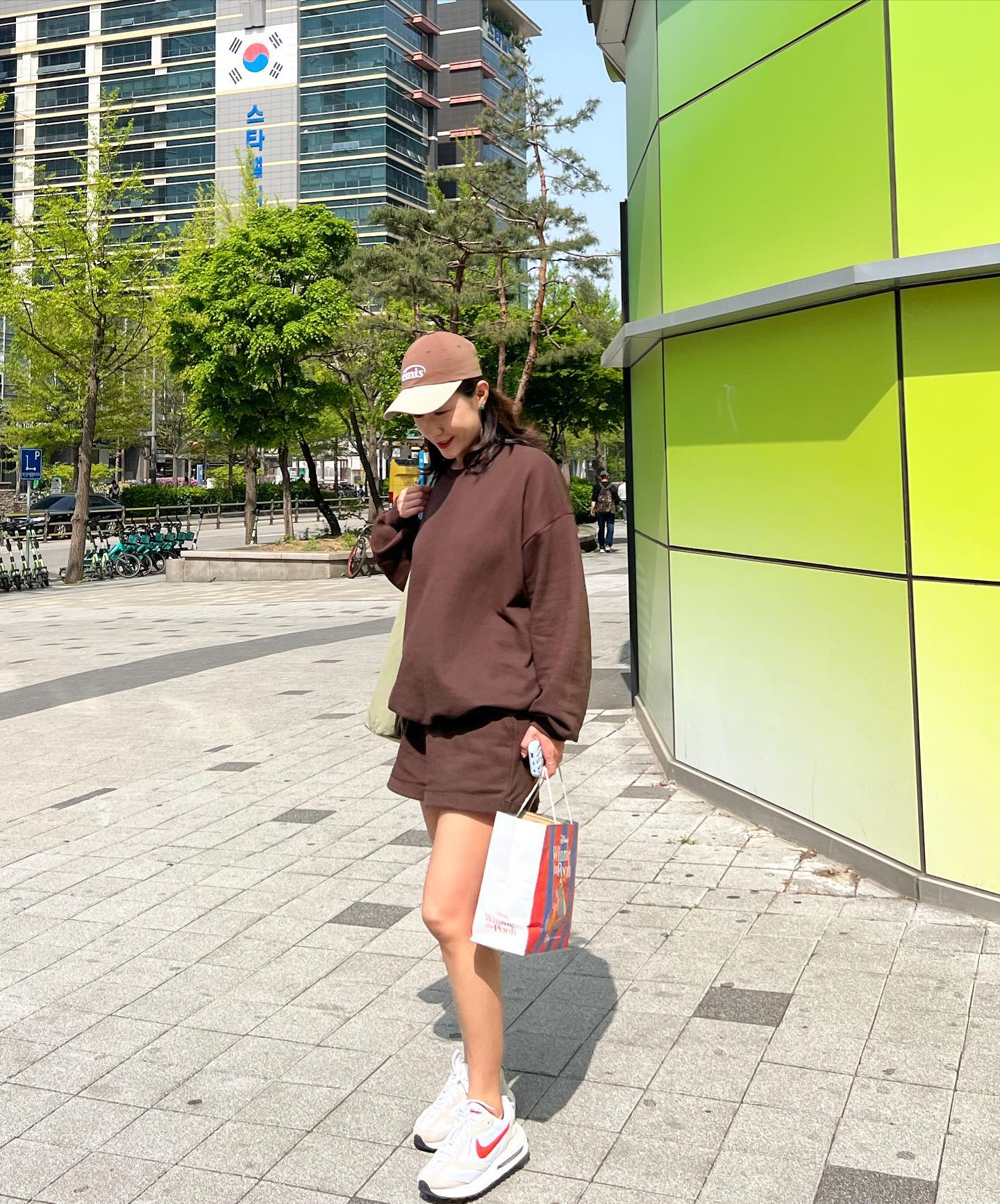 .
다이어트 시작한지  5개월 ? 되었는데요 :) 
심각한 하체비만이라 긴팔에 반바지는 제 인생에 없던 스타일 이였는뎁 한달에 1키로씩 5키로 빠지니까 반바지도 나름 나쁘지 않은 것 같아요 😁 .
.
목표는 앞자리 바꿔보는 것인데 🙏 .
앞자리 바뀌는 날 체중계 인증 사진 한번 올려보고 싶으네욤 :) 😆
.
그리고 이런 맨투맨 루즈핏 복부쪽 ㅋㅋ 체형커버 되서, 너무 좋은 것 같아욤 👍 여름 되기까지 교복처럼 입을 것 같은 느낌 ❤️ .
.
.
#다이어트중