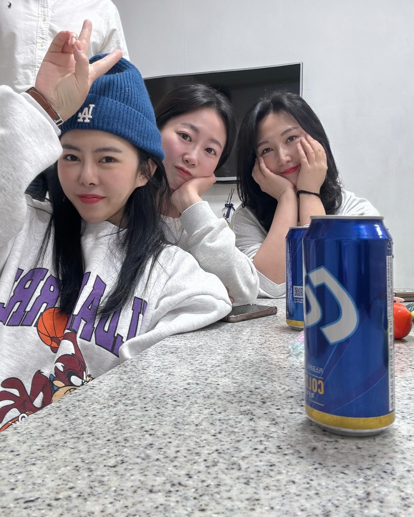 올해의 첫여행 거의30년지기 친구들과함께
대천ㅋㅋㅋㅋㅋㅋ
미지를 위해 대천으로 갔는데...
또 말할께! 
너 안오고 발리 갔으면 귀가 간지럽다 못해서
피가 났을꺼야ㅋㅋㅋㅋㅋ
발리 잘다녀와서 동탄와~~
울고 웃고 넘어지고 잘먹고 재미있게 놀았다!
밤새워 말해도 할말이 많은 우리. . . .
아직도 할이야기 남았다는 말에 울오빠 살짝 질린듯해🤣
오빠가 다음엔 나만 보내준다며ㅋㅋㅋㅋㅋㅋㅋ 
모두 고생했닷 또 만나요~
#30년지기