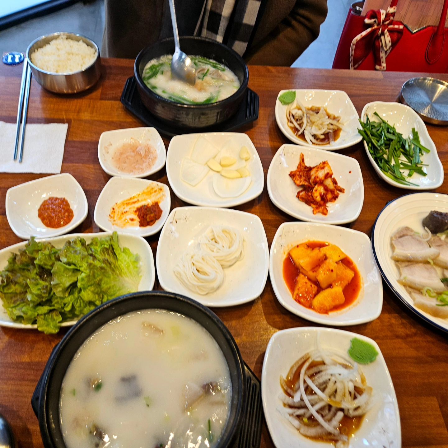 #협찬
#대고구려돼지국밥
#돼지국밥
#온천장밥집
#온천장맛집
#온천장돼지국밥

📍부산 동래구 온천장로 56, 1층
⏰️8:30~22:00
 (라스트오더 21:30)
☎️0507-1401-1059
🪧순대국밥9,000  섞어국밥9,000  맛보기수육 12,000

  순대국밥~국내산 사골육수에 앞다리살 사용해서 맛나요
  섞어국밥~국내산 오소리감투 사용해서 쫀득해요
  맛보기수육~국내산 냉장오겹살로 아주 부드럽고 쫄깃해요