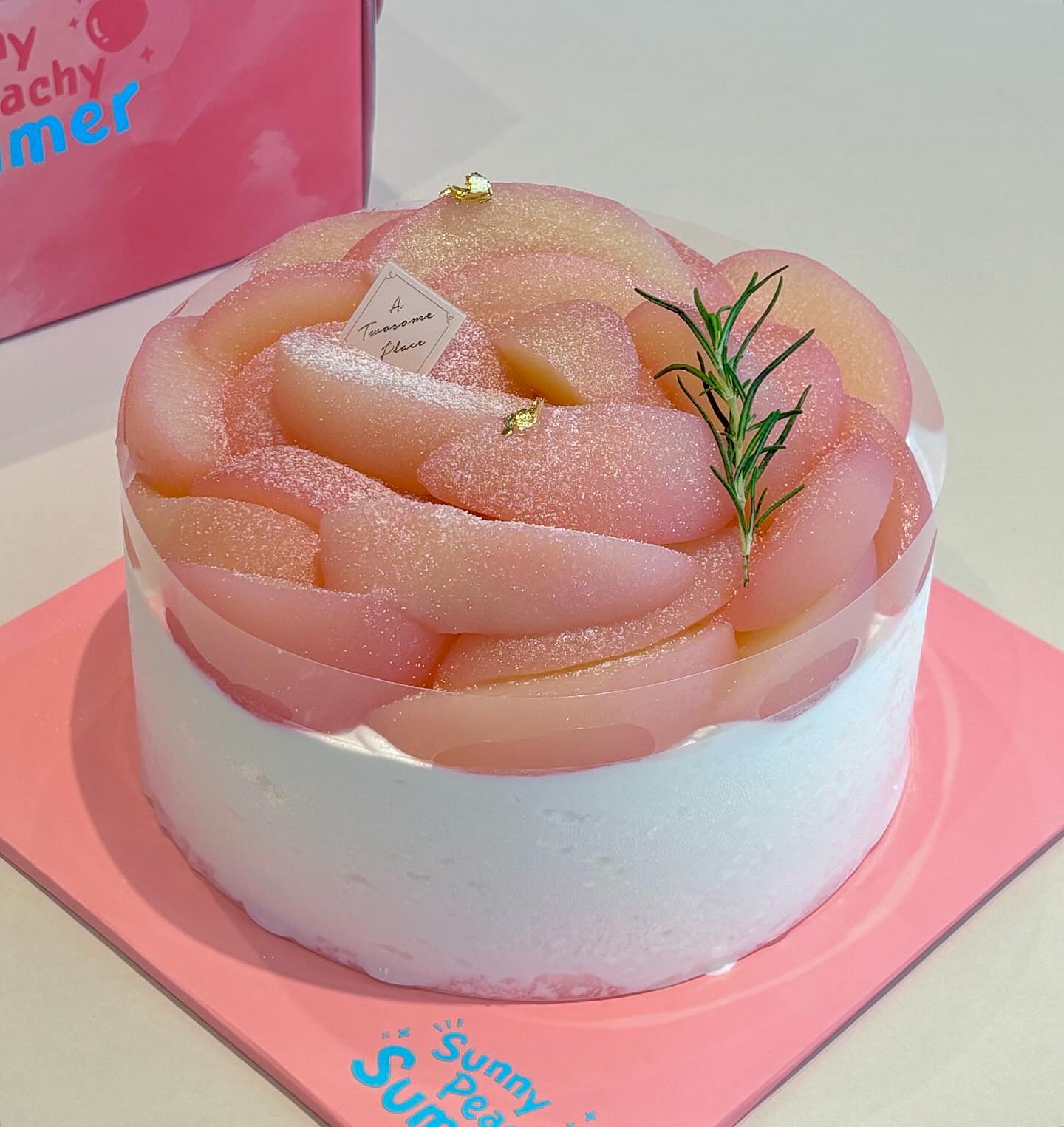 📍투썸플레이스
 
- 복숭아 생크림 케이크 (38,000)

부드러운 생크림 케이크 안에 복숭아 콤포트와 새콤달콤한 복숭아 자두 잼이 가득 들어있어요🍑 케이크 위에 올라간 복숭아는 통조림 복숭아라 너무 달고 맛이 아쉬웠던..🥹