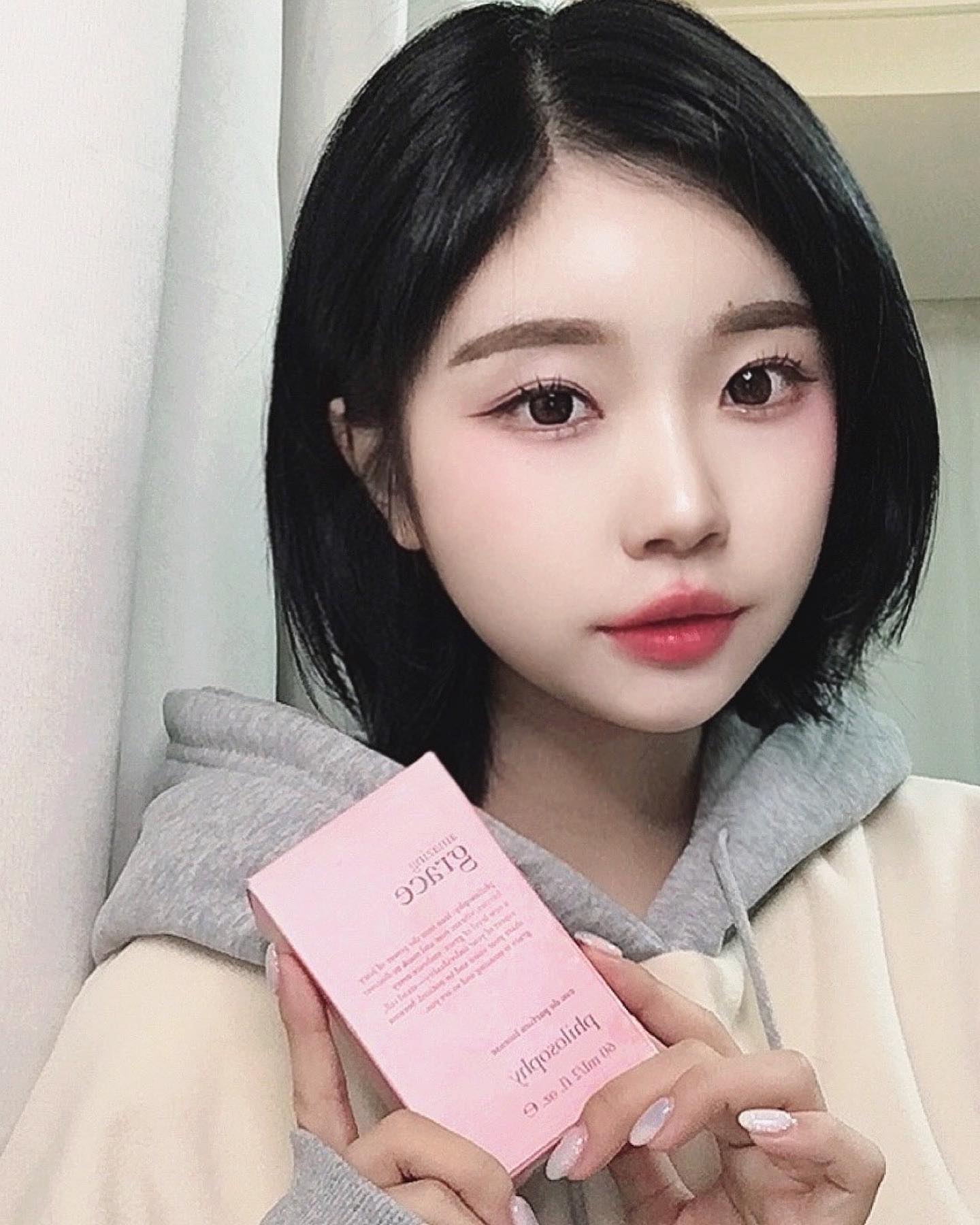 #협찬  lovephilosophy 
필로소피 향수 어메이징 그레이스 인텐스 EDP 60ml💗
장미+베리+머스크향이 합쳐져서 너무 사랑스러운 향이에요
평소에 무거운 향을 안좋아하는데 그런 저에게 딱맞는 향이랄까
러블리한 향을 좋아하시는 분들께 강추입니다!