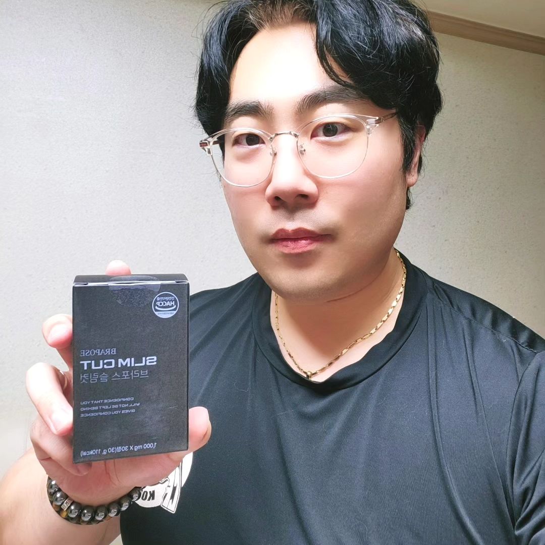 #협찬 #슬림컷
다이어트해도 들어가지 않는 남성부유방😭
근력운동하면 더 커지기만 하고 고민중이신분들
이제는 여유슬림컷으로 고민끝!!!

30년 경력의 약사 한의사가 개발에 직접참여!
메인 특허 성분 호로파씨추출분말 뿐만아니라
아미노산 L-아르지닌 , 단백질의 구성 성분 L-아스파트산에 천연 테스토테론 성분까지!!

살이 급격히 많이 찌고나면 살을 빼도
여유증이 생기는 경우가 많은데
없는 사람은 운동하면 빠진다고 쉽게얘기하지만
있는 사람들에게는 엄청난고민 남성부유방!!

육안상 가슴이 튀어나오 분 , 가슴이 처지거나 유독 도드라지는 분 , 가슴주변의 살이 안빠지는 분, 가슴이 부은느낌 통증이 있는 것 같은분께 도움을 주는
여유슬림컷📌
#남자가슴고민 #부유방 #남자 #남성부유방 #L아르지닌 #L아스파트산 #호로파씨 #호로파씨추출분말 #브라포스여유슬림컷