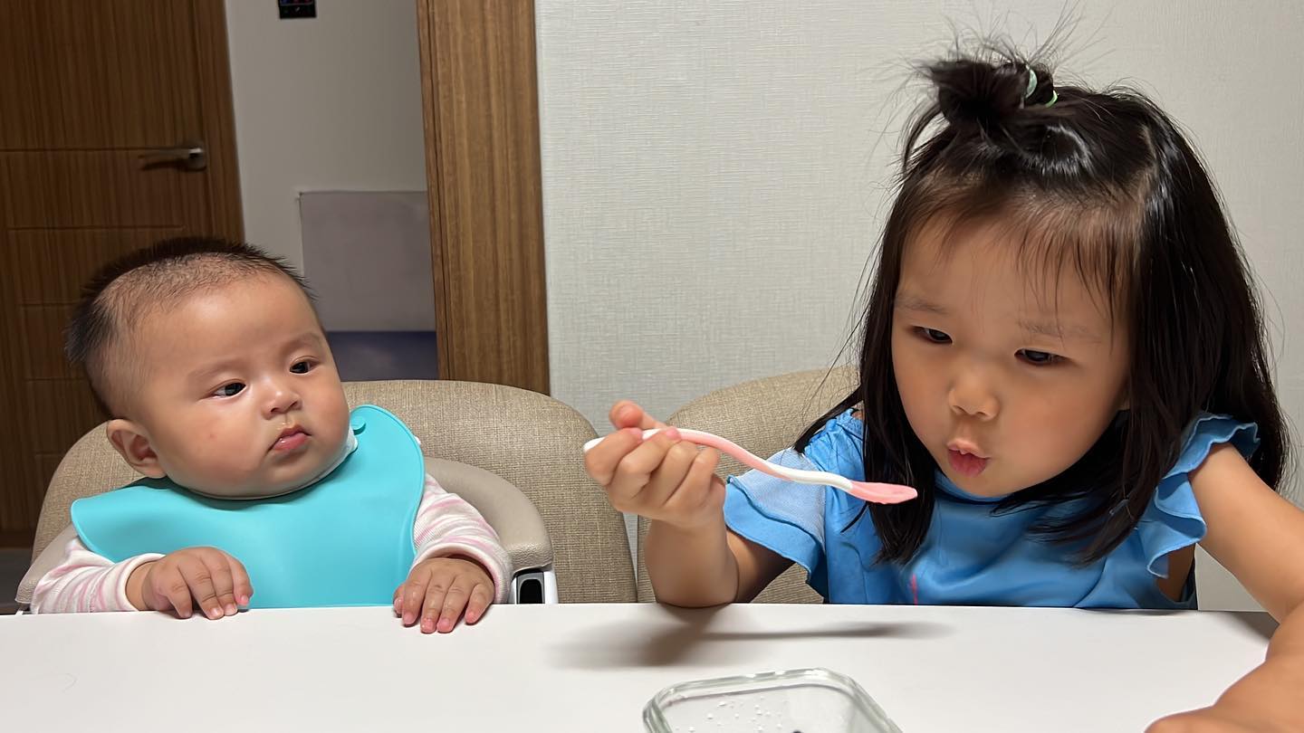 우아한남매👧🏻👦🏻
인생 5개월차에 맛본
누나가 챙겨주는 첫 #쌀미음