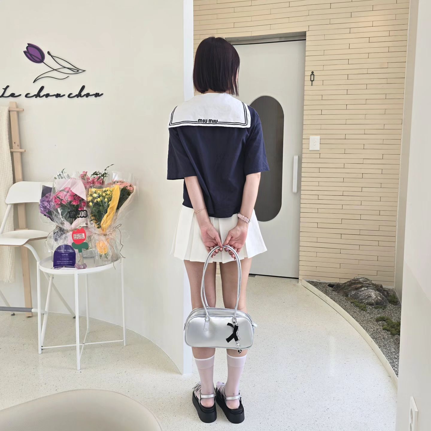 💜세일러반팔 입고 학생분위기 좀 내고싶었어요🤣⠀
피드 한번 올리면 3-4일이 후딱 가네요..⠀
밀려가는 답방ㅠ 좀 더 부지런해지겠습니다,,흑흑🙇‍♀️⠀
⠀
벌써 토요일 저녁이네요. 주말은 순삭..남은 주말도 행복한 시간되세요❤️⠀
⠀

#세일러반팔 #미우미우⠀
#조만간교복도입어볼테야