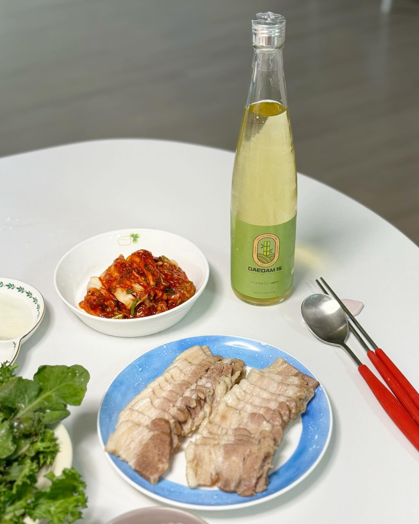 #광고 

가족들이 전통주 좋아해요 !
경남 사천 대밭고을 영농조합법인에서 
만든 #대담15 

넘 고급스럽고 쌀의 풍미와 향이 깊은 담금주 
청정 숲속에서 자란 
대나무 잎을 첨가하여 
대나무 잎의 향과 맛을 내어 
90일간 숙성시킨 우리 술이에요 

옅은 레몬빛이 돌고 
굉장히 부드럽고 은은한 곡물 발효의 고소함과 
상큼함도 느껴지고 

다른 약주와 다르게 절제된 단맛도 느껴지고
부모님 드시기에 좋은 
프리미엄 수제 전통주라 
연말선물하기도 좋답니다 

bamboo__farm 
.

.

.

.

이 글은 광고주로부터 제품을 제공받아 작성되었습니다 https://reviewus.co.kr #무아스파탐 #추석선물세트 #리뷰어스 #협찬 #유료광고 #약주 #전통주 #술선물세트 #부모님선물 #고급약주
