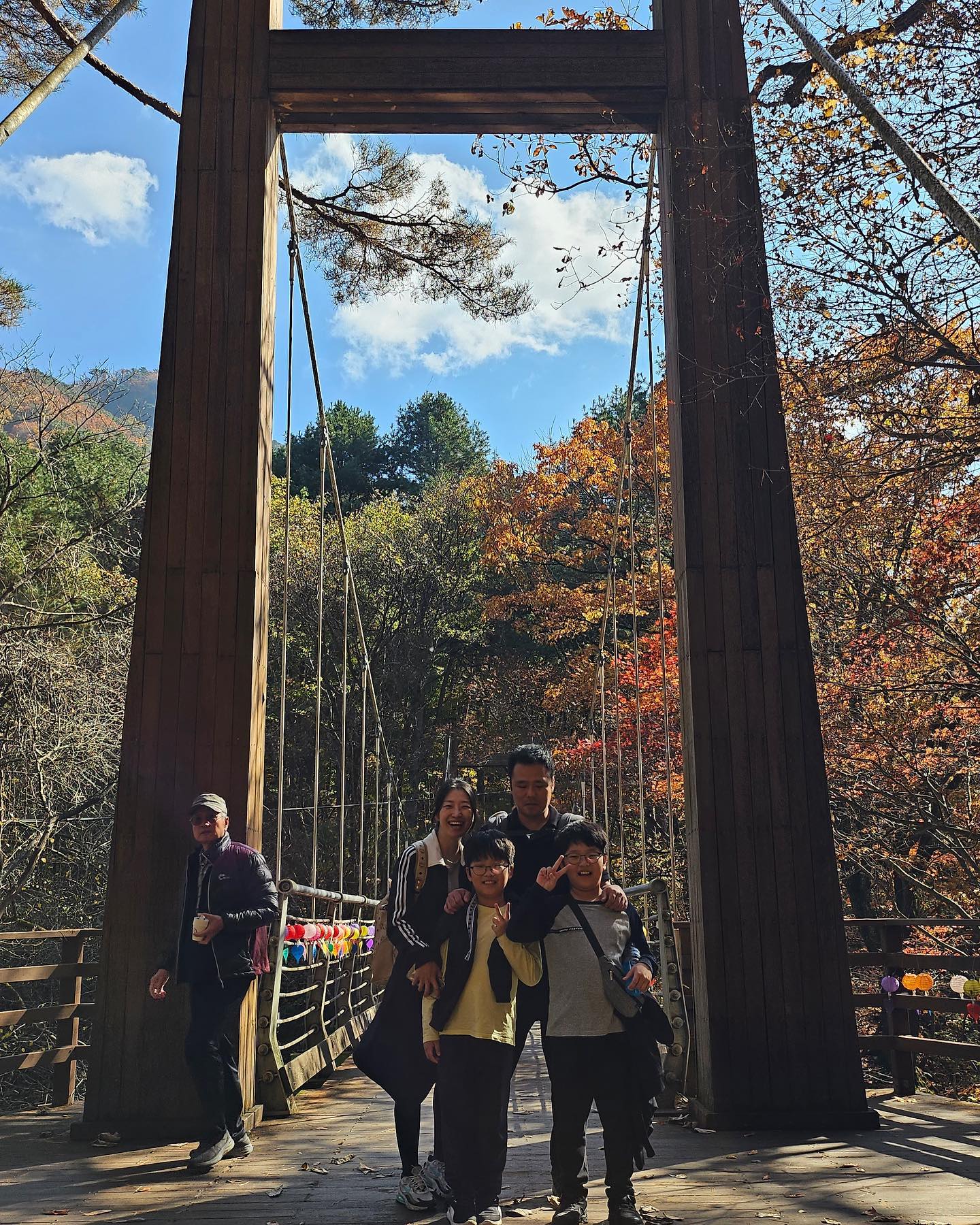 .
우리가족 첫 등산❤️
치악산 가을단풍 최고인날
비로봉은 못갔지만 세렴폭포까지 성공
다음번엔 비로봉 도전✌️

하윤이 업고 가방 메고 등산한 남편
고생해쩌 덕분에 넘 좋았다요 알라뷰🫶

하람빈이 엄마도 하래서 은행잎 뿌리기
사진인줄 알았는데 영상찍은 남편ㅋㅋ
내가 젤 신났음🤣

#가족등산 #가을단풍 #가을등산 
#치악산 #세렴폭포 #구룡사 
#단풍구경 #눈호강 #제대로힐링
#기록 #추억