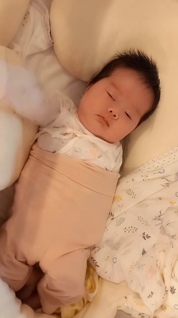 자고 있는 또다른 #쌍둥이 ㅋㅋ
니 왜 이모 가까이 가니까 눈 뜨는데? 어??ㅋㅋ
더 자라ㅋㅋ그래야 훌륭한 아기다ㅋㅋㅋ

#엄격한이모
#영상찍으면서숨도못쉼ㅋㅋ
#2023년생 #아기스타그램 #조카스타그램 
#23년생아기 #23년생아들 #토끼띠아기 #토끼띠딸