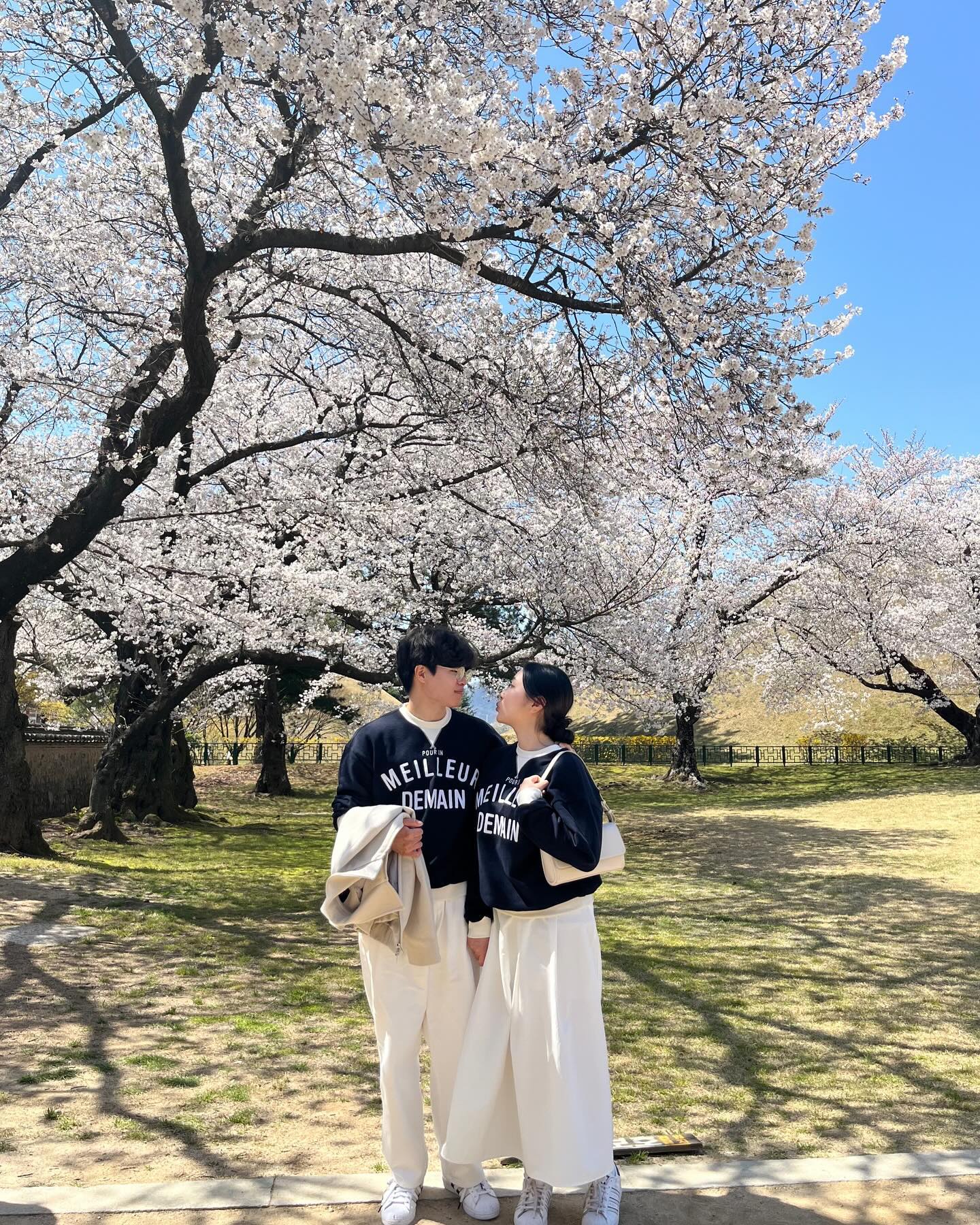 경주 벚꽃 데이트🌸💞

경주 벚꽃 이번주까지 딱 예쁘게 보실 수 있을 것 같아요!
이번주 주말에 따뜻해서 벚꽃 보기 너무 좋을 것 같아요!

경주 여행하시는 분들 일교차가 커서 저녁에는 매우 춥습니다! 꼭 따뜻한 외투를 챙겨 가시는 걸 추천드려용🫶🏻

📸: 2024.04.01 촬영
▪️ 경주 대릉원 (경주시 황남동 31-1)

#경주 #경주벚꽃 #대릉원 #대릉원벚꽃 #벚꽃 #경주여행 #경주가볼만한곳 #벚꽃명소 #벚꽃놀이 #벚꽃구경