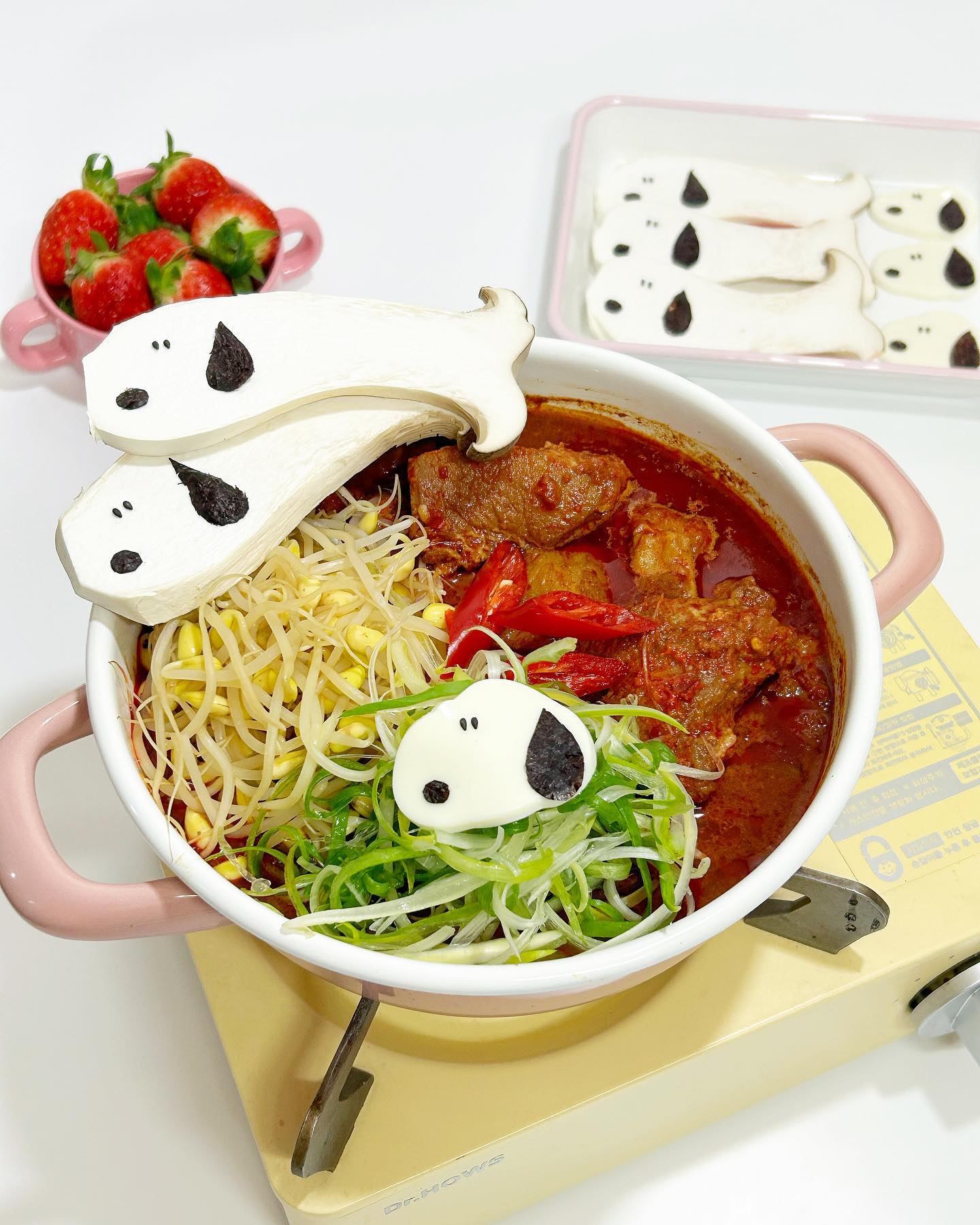 #광고 
.
.
전에 친구가 너가 너무 좋아할 맛이라며
천안 불당동에 위치한 기린더 매운갈비찜을
추천해줬던 적이 있었는데, 이번에 밀키트로 먼저
접하게 되서 씬난다~ 씬난다~씬난-드아!🎶
.
.
평소 빨간맛을 너무나도 좋아하는 1인인데🔥
기린더 매운갈비찜은 국내산 1등급 한돈 돼지갈비를
사용하고, 캡사이신 No!! 고추가루, 크라쉬드래드 페퍼,
월남초등으로 매운맛을 내 100% 믿고 먹을 수 있고
국물 맛이 진짜 맛있게 맵칼하니 내서타일이야😭
조리는 또 왜이리 간편해! 전자레인지, 팬 둘 다 5분!!
.
.
콩나물,파채,스누피 버섯까지 곁들여서 먹으니
여기가 바로 파라다이스 구먼 :) 다래식당으로 오시면
( 스누피 버섯이 무.한.리.필 이라구요😉♥️ )
무엇보다 고기가 진짜 야들야들 하고 고기도 큼지막하니
넘 좋자냐〰️ 밀키트도 이렇게 맛있는데 실제 매장에서
먹으면 얼마나 더 맛있을까🙈 찐으로 맛있어😋
.
.
#한돈 #매운갈비찜 #갈비찜 #캠핑요리
#돼지갈비찜 #천안맛집 #플레이팅 #홈쿡
#전국3대매운갈비찜 #쿡스타그램 #홈쿠킹
#블루리본서베이수록맛집 #특허받은갈비찜
#셀러뷰 #요리스타그램 #홈쿡스타그램