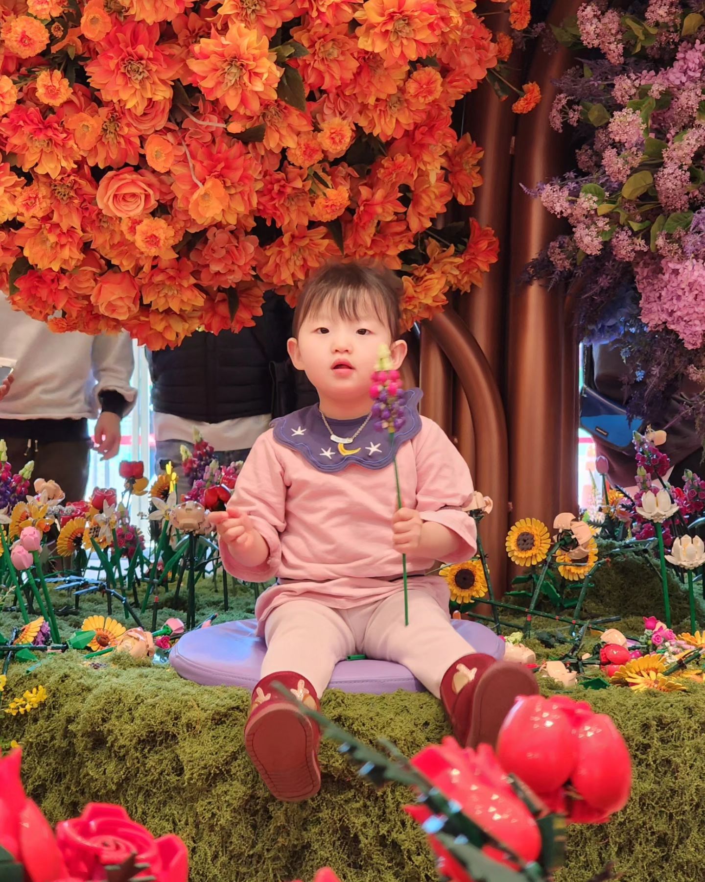 오늘의 하이( ˇ͈ᵕˇ͈ )🤍⁣⁣⁣⁣ +793⁣
아빠가 일하러가는 주말은, 하이와엄마의 데이튜데이💗⁣
🌸꽃밭속에 우리하이 어디있나아˃̵͈̑ᴗ˂̵͈̑⁣
3시간만 더버텨보쟈 하이야 𐨛 𐨛 𐨛 𐨛 𐨛 𐨛 𐨛 𐨛 𐨛⁣
아빠 보.ᐟ.ᐟ❤️❤️❤️⁣
⁣
⁣
⁣
⁣
⁣
⁣
⁣
⁣
⁣
#아기스타그램 #아기옷 #아기모델 #수원스타필드 #스타필드수원 #스타필드 #육아맘 #아기랑놀기 #baby #cute #아기와갈만한곳 #아기놀이 #어린이집적응기 #딸스타그램 #딸바보 #딸 #육아 #육아소통 #육아스타그램 #육아템 #맘스타그램  #21개월아기 #22개월아기 #20개월아기 #일상 #일상스타그램 #25개월아기 #26개월아기 #김하이 #하이스타그램🤍⁣