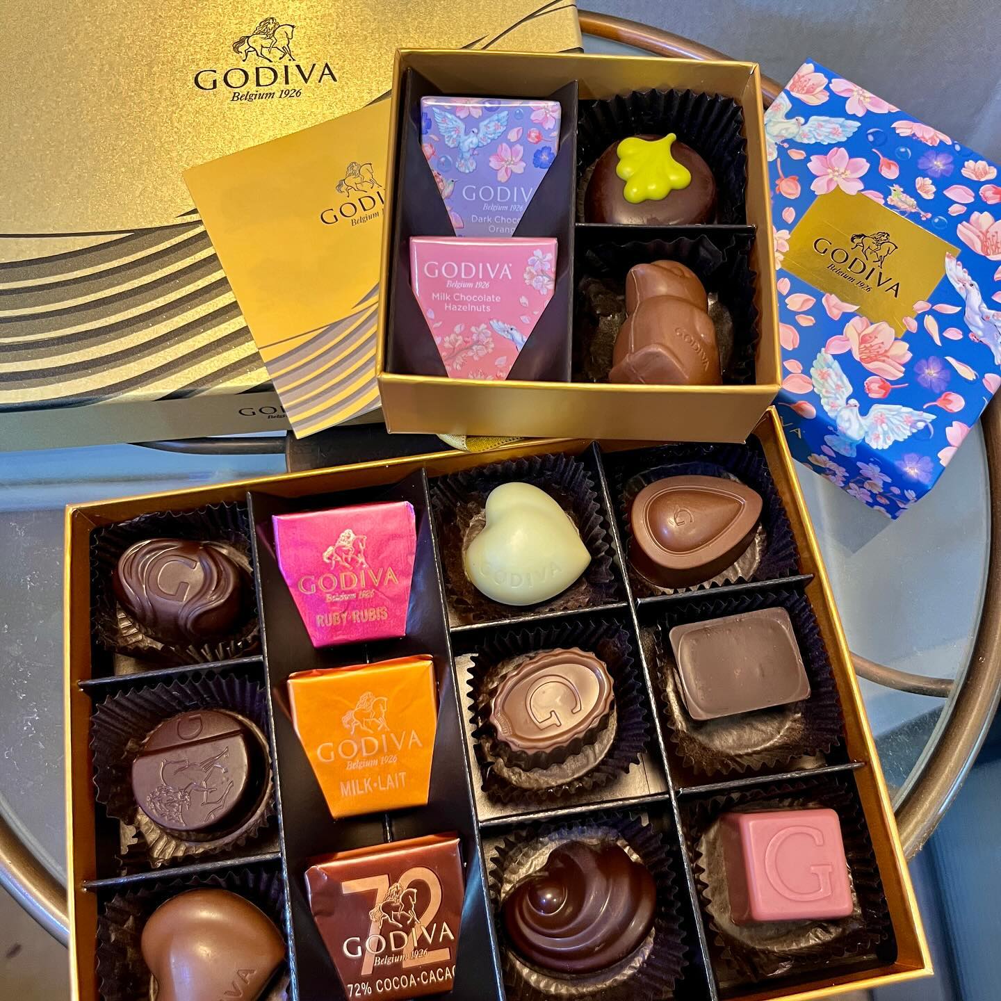 #협찬 🍫🍬🍦

5월 감사의 달을 기념하여 
친구, 연인, 가족, 선생님, 나를 위한 선물로 
특별한 2024 시즌 한정 고디바 초콜릿 선물 추천!!
시즌 한정 제품으로 고디바에서 오직 지금 가정의 달에만 만나볼 수 있습니다🤎
1968년 벨기에 왕실 공식 인증 초콜릿 🍫

모양까지 너무 귀엽고 달달하니 부드럽게 녹아서 기분 좋아져쓰😋

🍫플래핑 스프링 어쏘먼트
싱그러운 봄의 도착을 알리는 만개한 꽃과 귀여운 새들이 푸른 하늘 위로 비상하는 모습을 표현한 패키지예요

🍫하트 오브 골드 컬렉션

고디바 초콜릿의 시그니처 골드 컬렉션이 이번에 새롭게 나왔어요 
우아함과 부드러움을 한 층 강조되었어요  고급지네요 🫰🏻✨

배송 가능🤝
카톡선물하기 가능🤝
기분전환 겸 직접 매장 들려보는 것도 추천!!🤝
godivakorea 
#고디바 #고디바초콜릿 #초콜릿 #2024 #5월선물 #감사의달 #감사의달선물 #2024선물 #2024기프트 #감사의달기프트 #여자친구선물 #남자친구선물 #부모님선물 #어버이날선물 #스승의날선물 #프리미엄초콜릿 #카카오톡선물하기 #godiva #chocolate #godivachocolate #chocolategift #spring