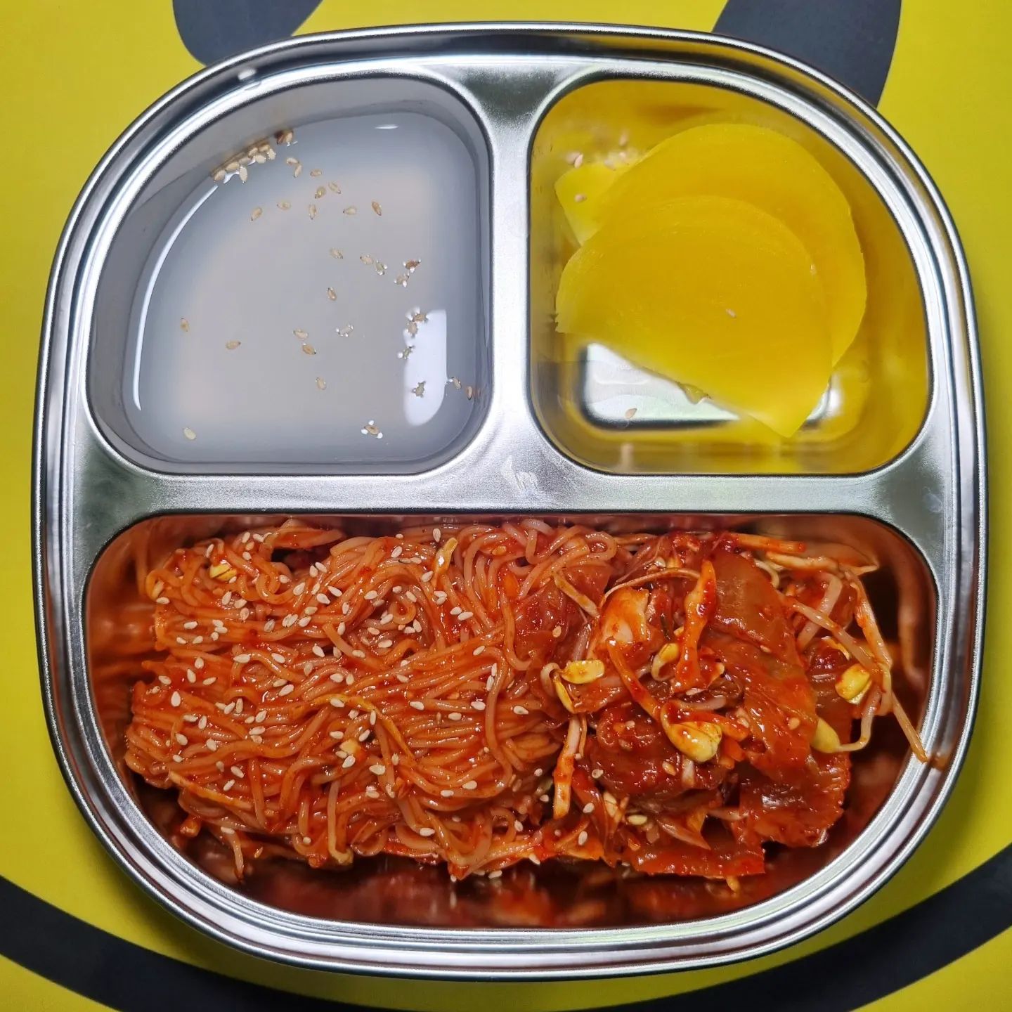 #챈이네
.
.
챈이네 마지막 김치는
비빔국수가 되어씀미다
양배추랑 콩나물 듬뿍
넣으니 더 마싯따요-🫰
.
.
#챈이네집밥 #집밥레시피 #쉬운레시피
#식판밥 #어른식판밥 #비빔국수
#혼밥메뉴 #메뉴고민 #집밥메뉴 #자취생혼밥
#koreafood #foodie #집밥 #선팔맞팔