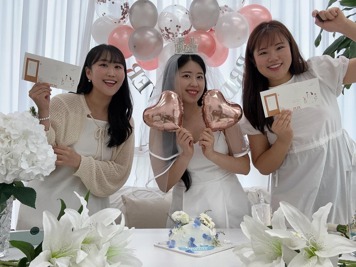 내가 좋아하는 파란색이 포인트로 들어간 케이크까지 완벽했던 두번째 브샤💙
항상 고마운 너희들과 함께 할 수 있어서 고맙고 결혼식날 만나자👰🏻‍♀️